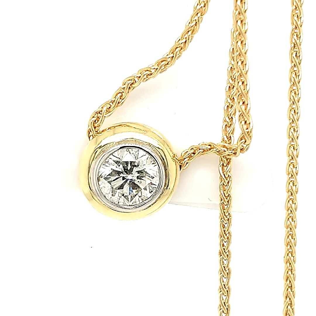 Round Cut 1.8 Carat Diamond and 18 Karat Gold Platinum Necklace For Sale