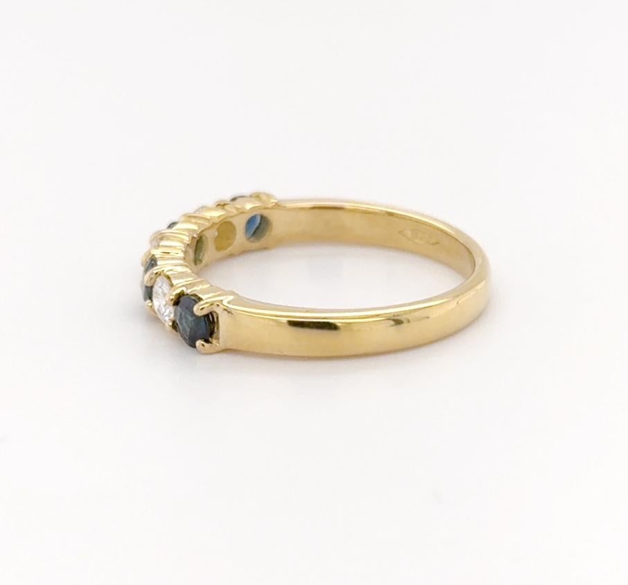 Un classico anello eternità in oro giallo 18 ct con 3 diamanti bianchi rotondi taglio brillante alternati a zaffiri blu della stessa dimensione, 4 in numero.

Peso stimato del diamante: 0,30ct
Qualità del diamante valutata: J/K SI
Dimensione delle