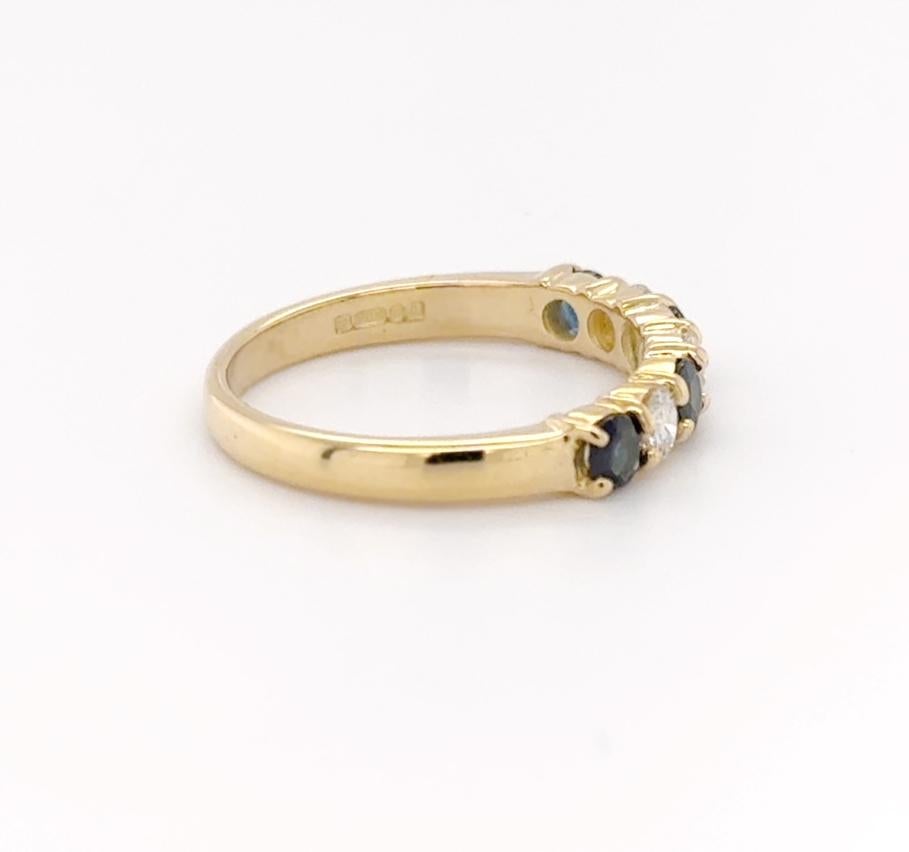 Taglio rotondo Anello eternità classico con diamante e zaffiro blu 18 ct. in vendita