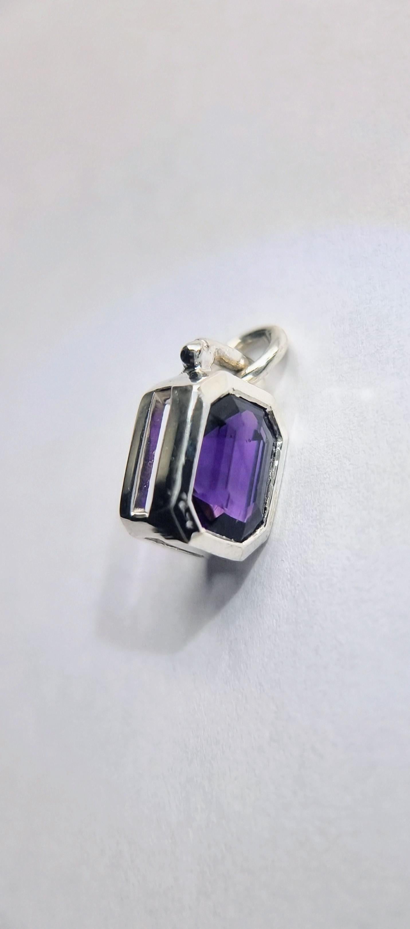 Dieser Seemannsanhänger mit Amethyst im Smaragdschliff besticht durch seine Geometrie und Farbe und ist ein raffinierter Ausdruck von klassischer Eleganz mit modernem Touch. Der Anhänger mit einem facettierten natürlichen Amethysten von 1,8 Karat