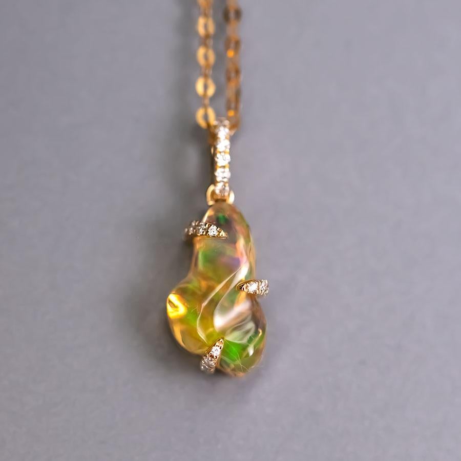 Arts and Crafts Collier en or jaune 18 carats avec opale d'un feu éternel et diamants 1,8 carat en vente