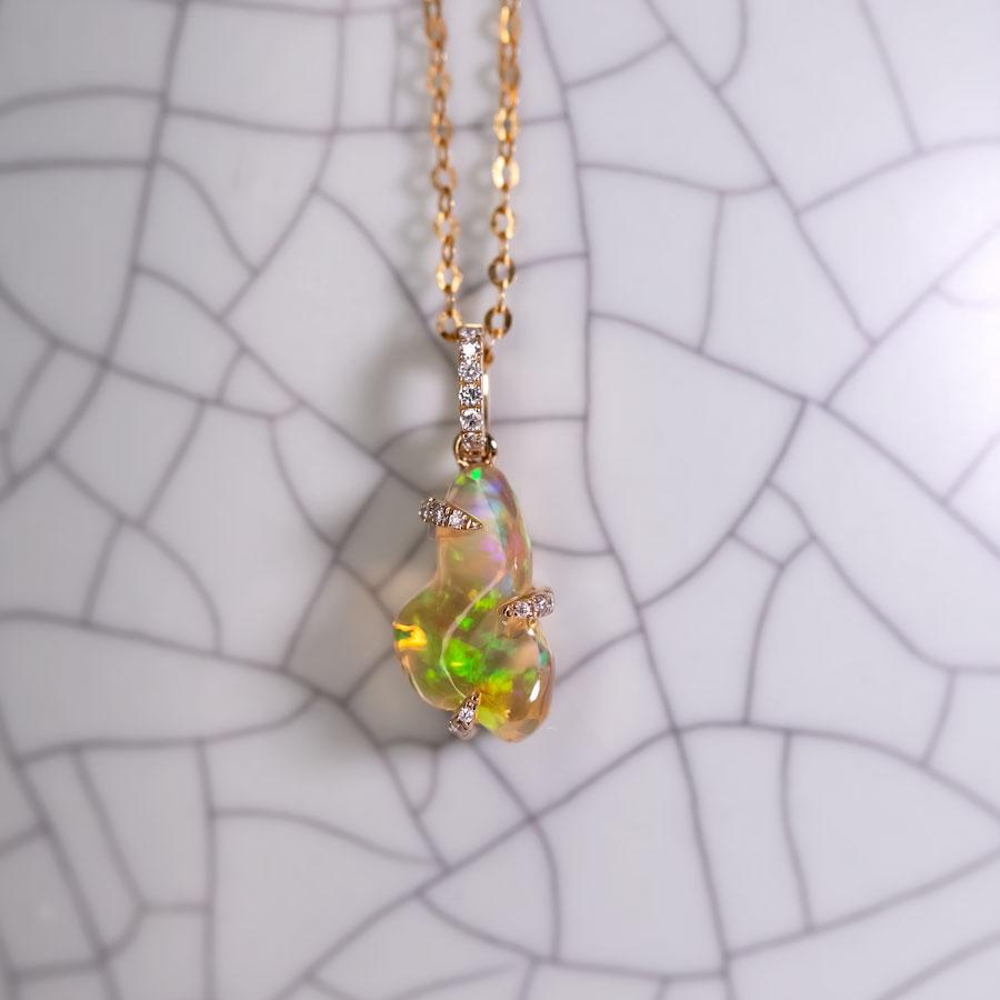 Taille brillant Collier en or jaune 18 carats avec opale d'un feu éternel et diamants 1,8 carat en vente