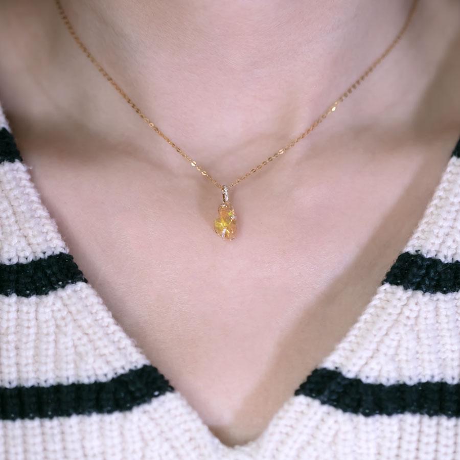 Collier en or jaune 18 carats avec opale d'un feu éternel et diamants 1,8 carat Unisexe en vente