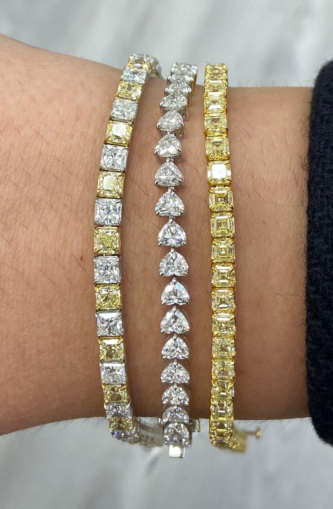 Découvrez l'équilibre parfait entre brillance et chaleur avec ce bracelet tennis alternant diamants jaunes et blancs. Il comprend 9,81 carats de diamants taillés en coussin de couleur jaune fantaisie, pureté VS1, alternant avec 8,20 carats de