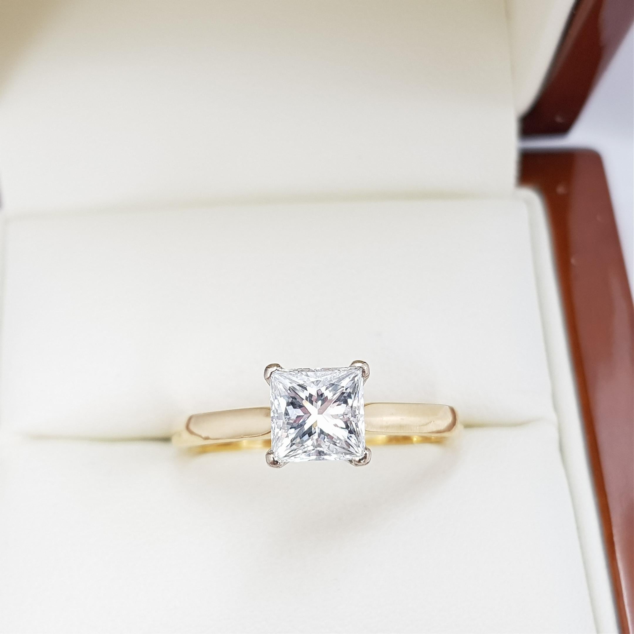 Bague en or 18ct avec solitaire en diamant taille princesse de 1,23ct certifiée GIA en vente 4