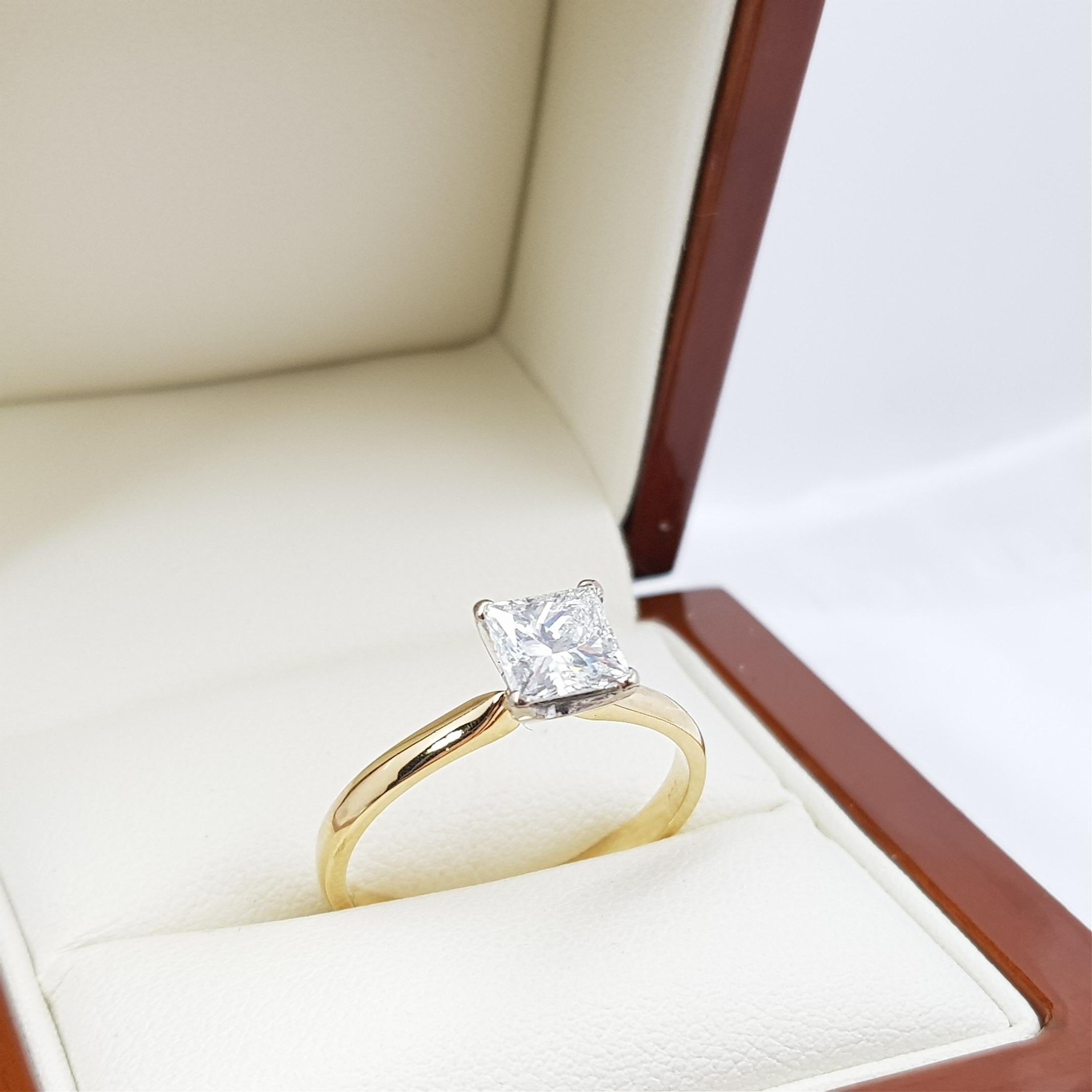 Bague en or 18ct avec solitaire en diamant taille princesse de 1,23ct certifiée GIA en vente 5