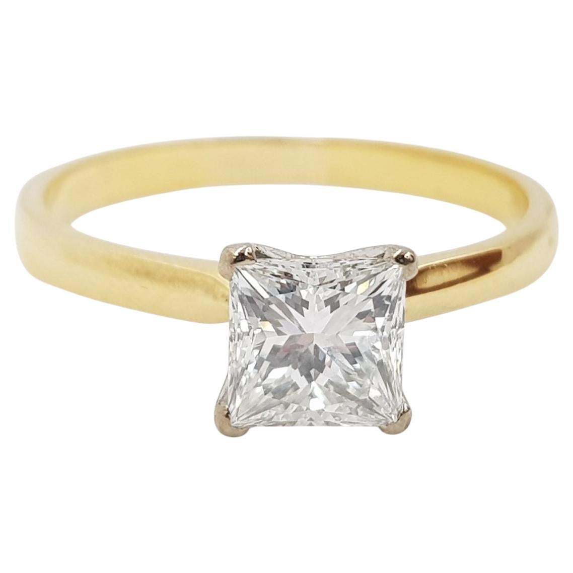 Bague en or 18ct avec solitaire en diamant taille princesse de 1,23ct certifiée GIA en vente