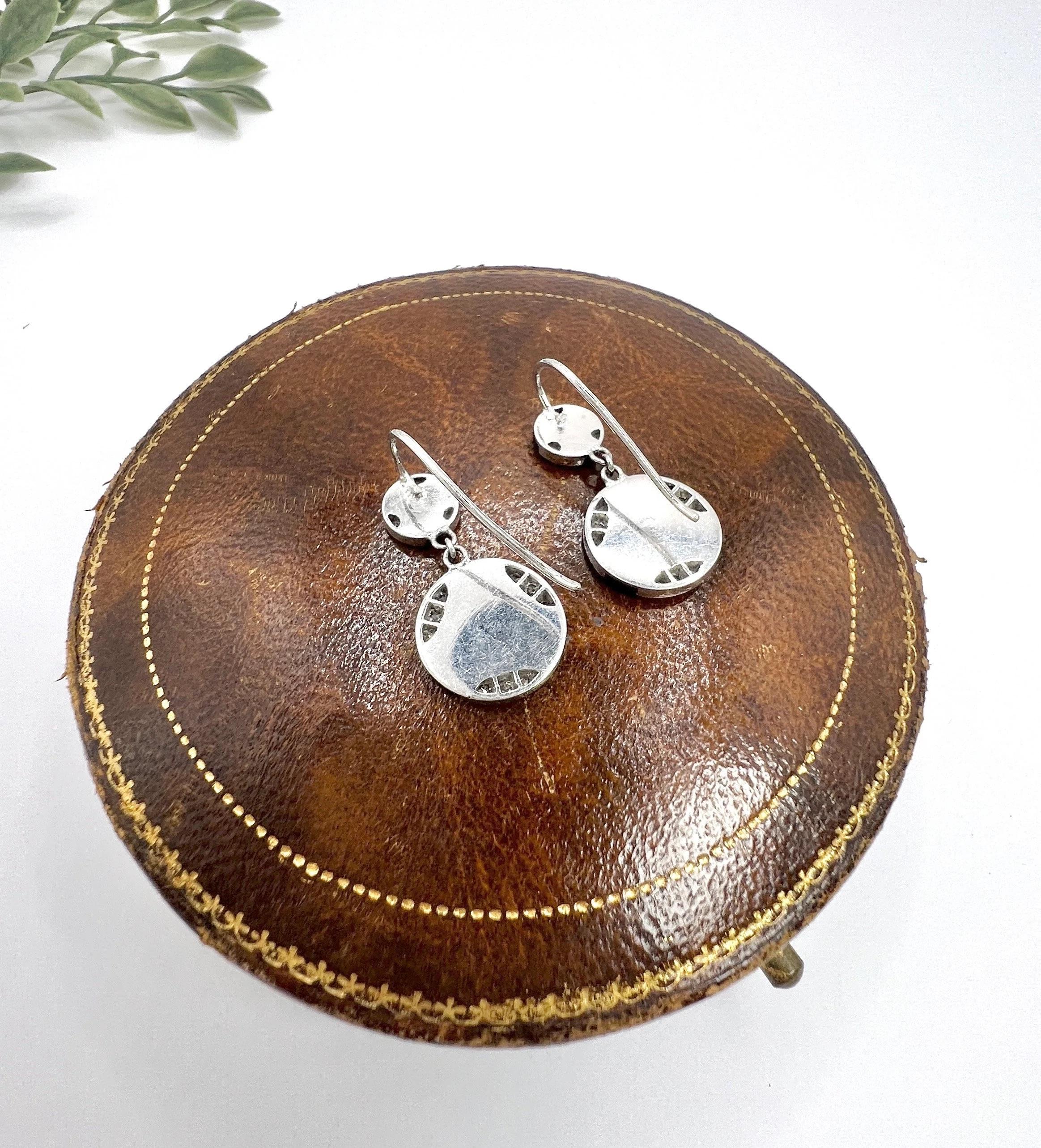 Taglio rotondo Orecchini a goccia in oro 18 ct 1920 Art Deco con onice e diamanti (conversione da gemello) in vendita