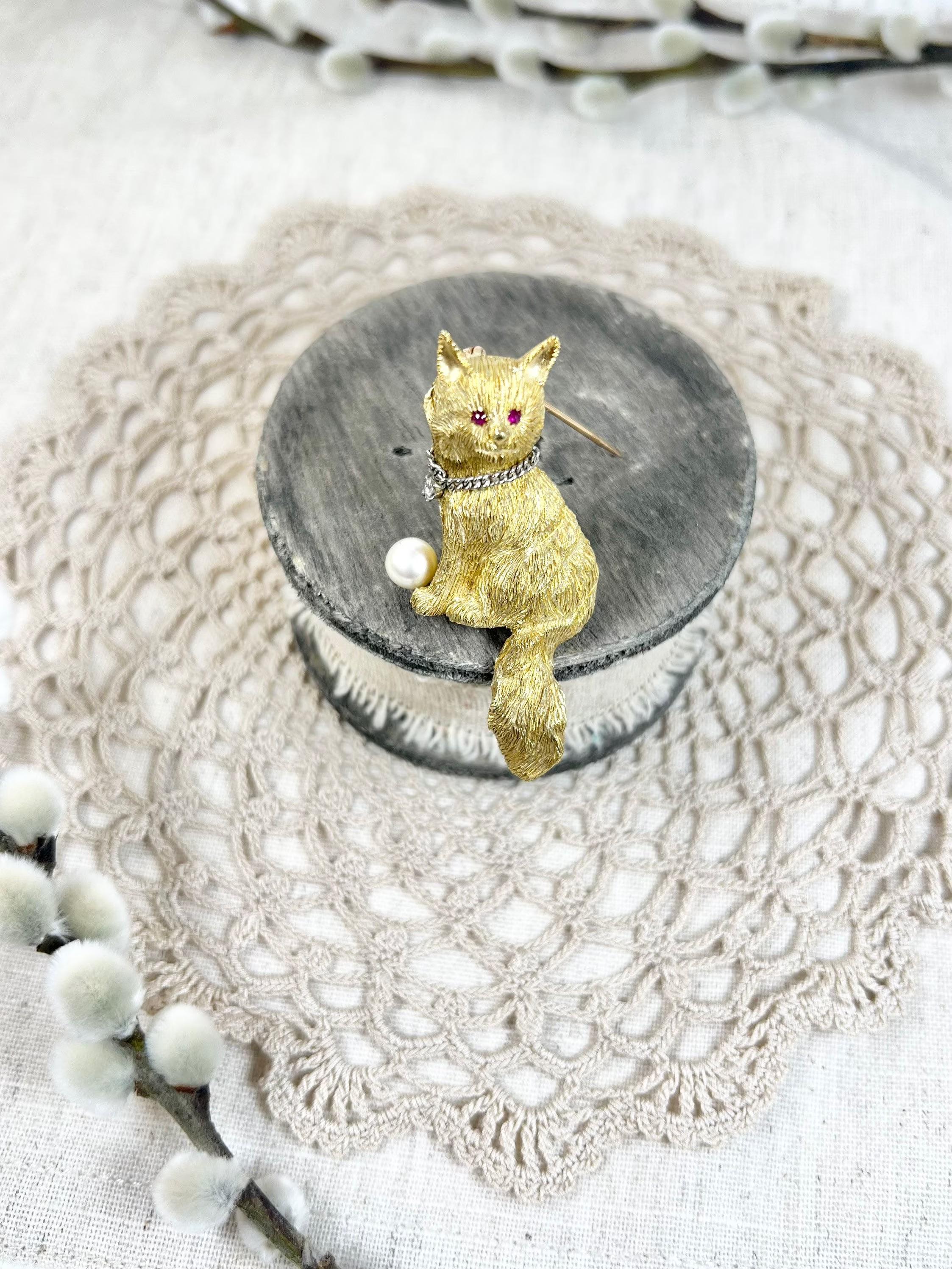 18ct Gold 1920’s Cat Brooch Ruby eyes Diamond drop collar cultured pearl at paws For Sale 3