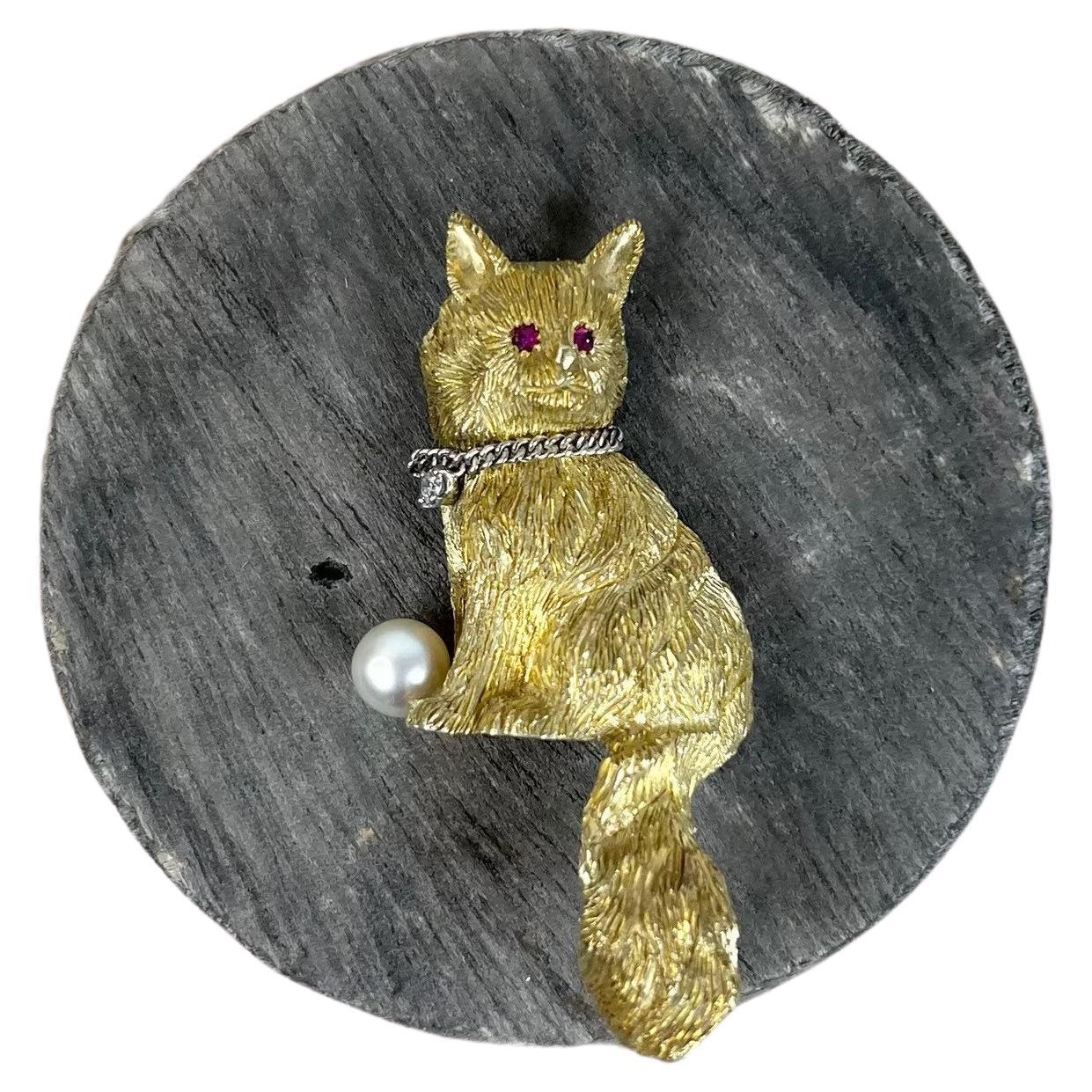 18ct Gold 1920’s Cat Brooch Ruby eyes Diamond drop collar cultured pearl at paws For Sale