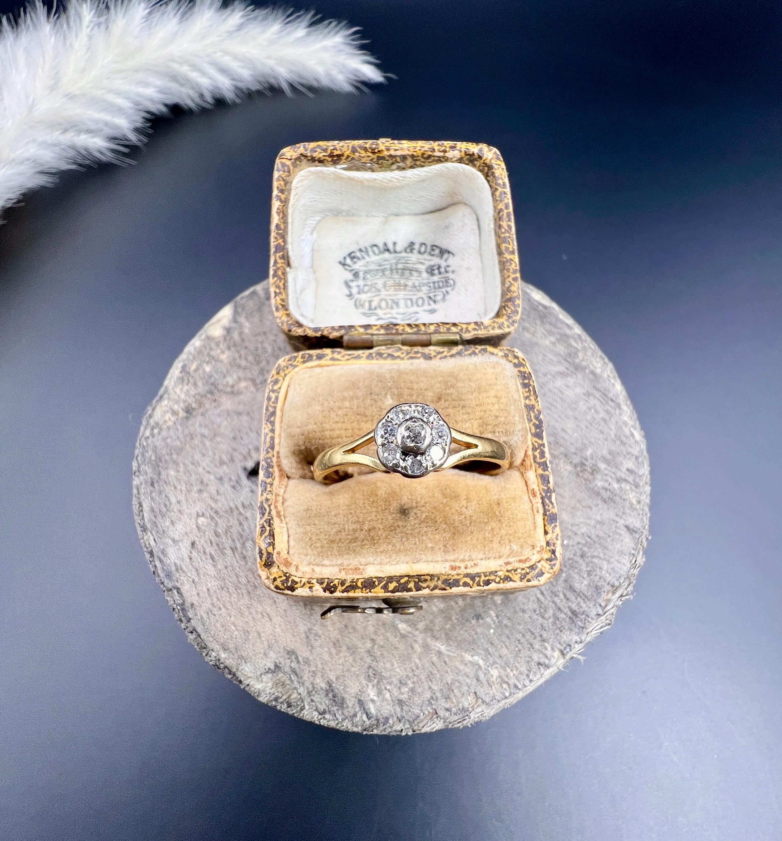 18ct Gold 1920er Jahre Diamond Daisy Cluster Ring mit Australian Unicorn Head Hallmark im Angebot 5
