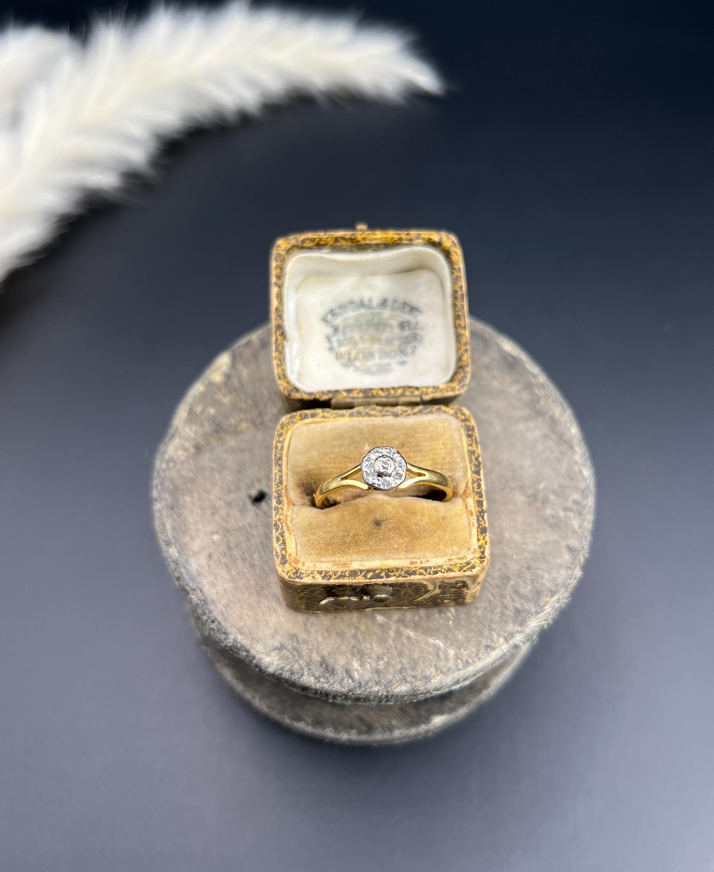 18ct Gold 1920er Jahre Diamond Daisy Cluster Ring mit Australian Unicorn Head Hallmark im Angebot 6