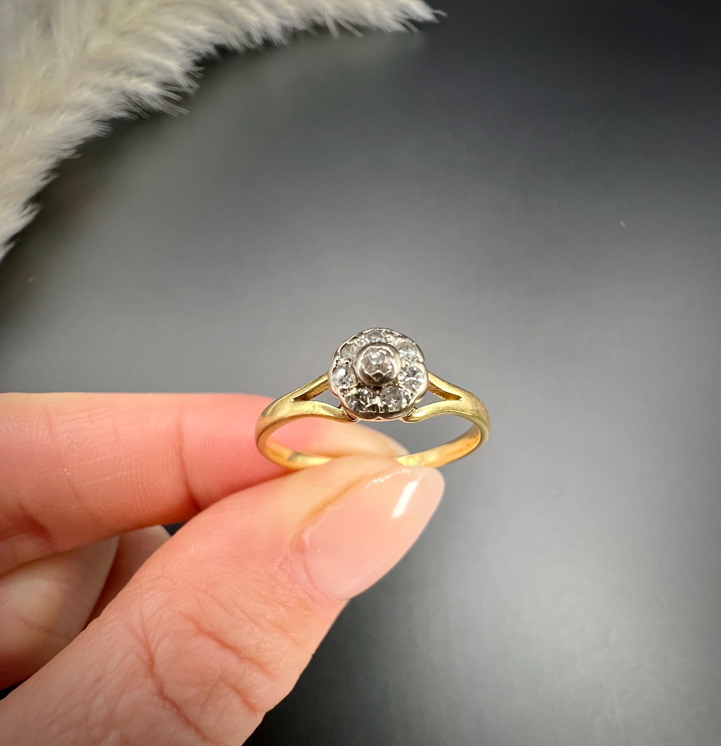 Antiker Diamant-Gänseblümchen-Ring 

18ct Gold gestempelt

CIRCA 1920er Jahre

Einhornkopf Stempelkarte - Buchstabe A

Makers Mark S E

Dieser exquisite antike Diamantring aus 18-karätigem Gold ist ein wahres Zeugnis der Vintage-Eleganz. Der um die