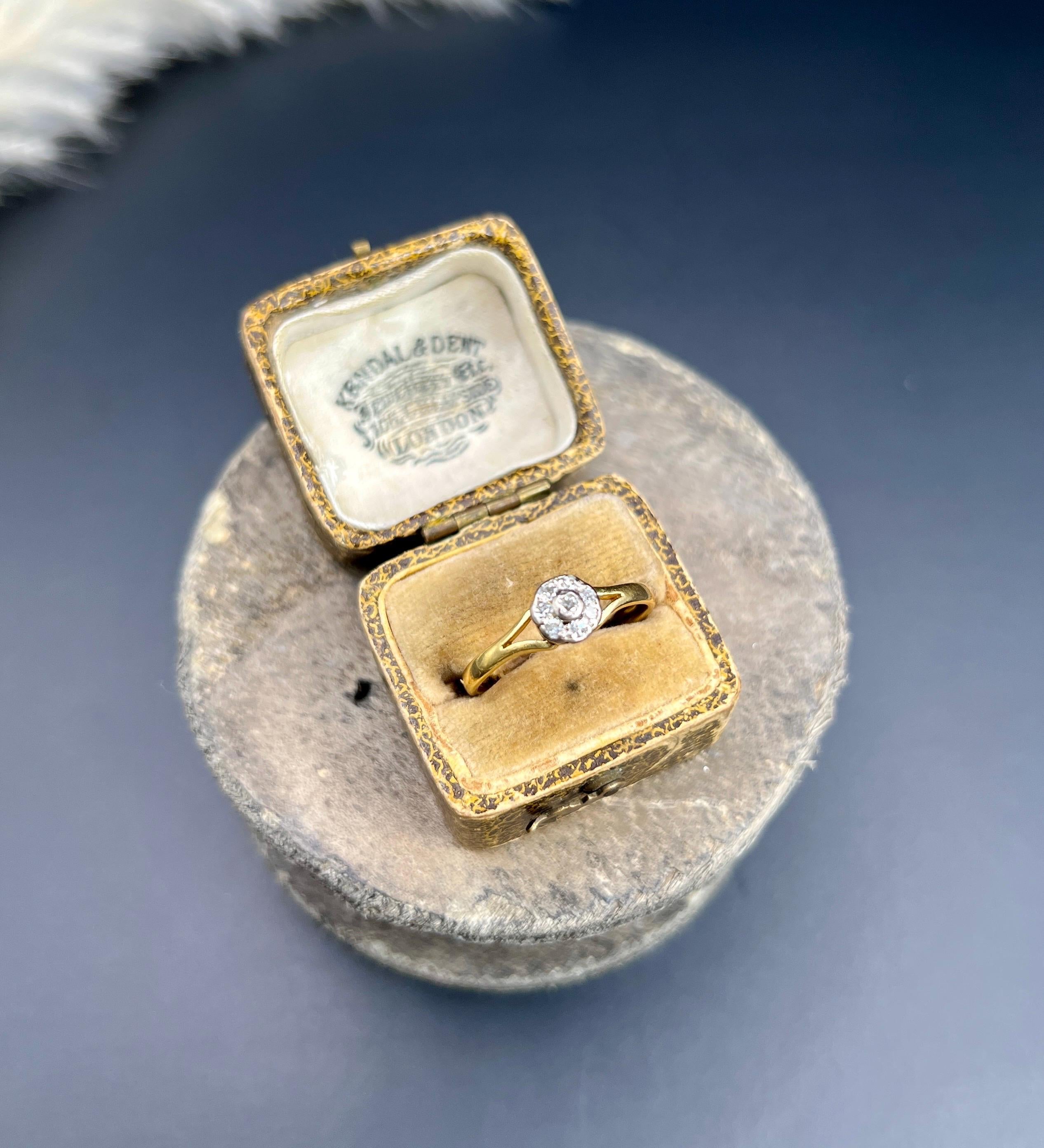 18ct Gold 1920er Jahre Diamond Daisy Cluster Ring mit Australian Unicorn Head Hallmark im Angebot 1