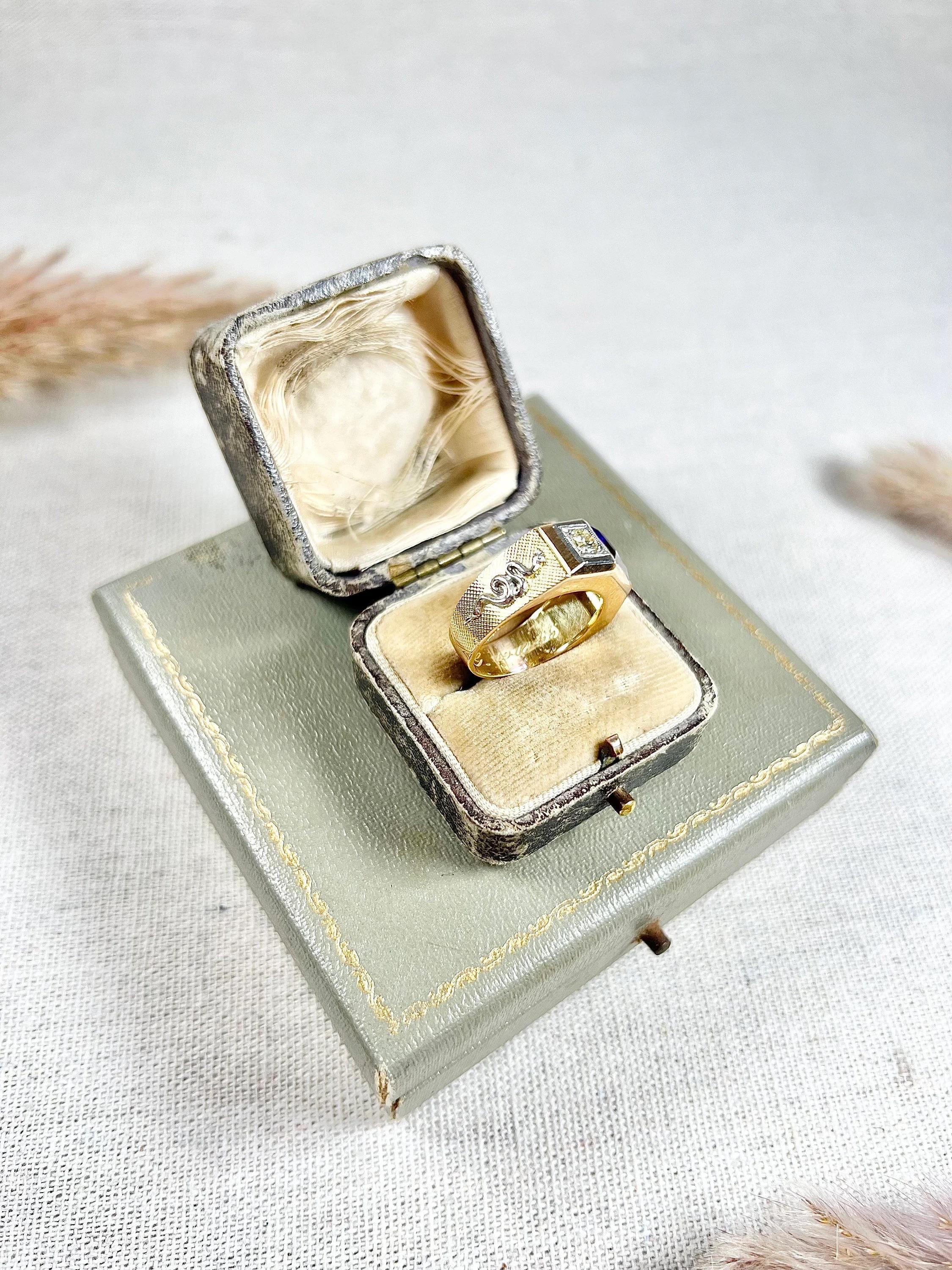 18ct Gold 1950s Emerald Cut Amethyst Brilliant Cut Diamond Snake Fraternity Ring In Good Condition For Sale In Brighton, GB
