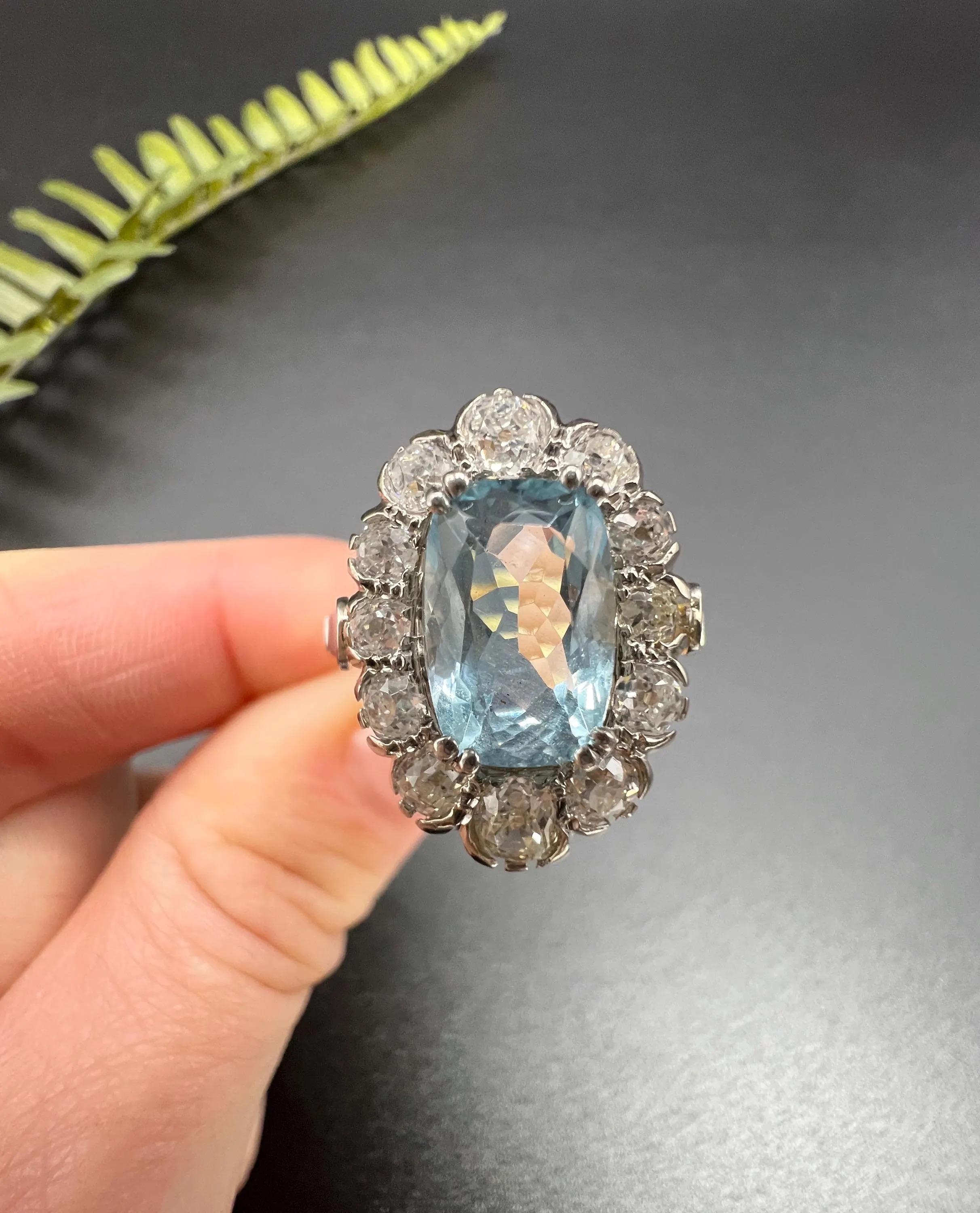 18ct Gold 2 Carats of Diamonds & 2.65 Carat Cushion Cut Aquamarine Cluster Ring For Sale 2