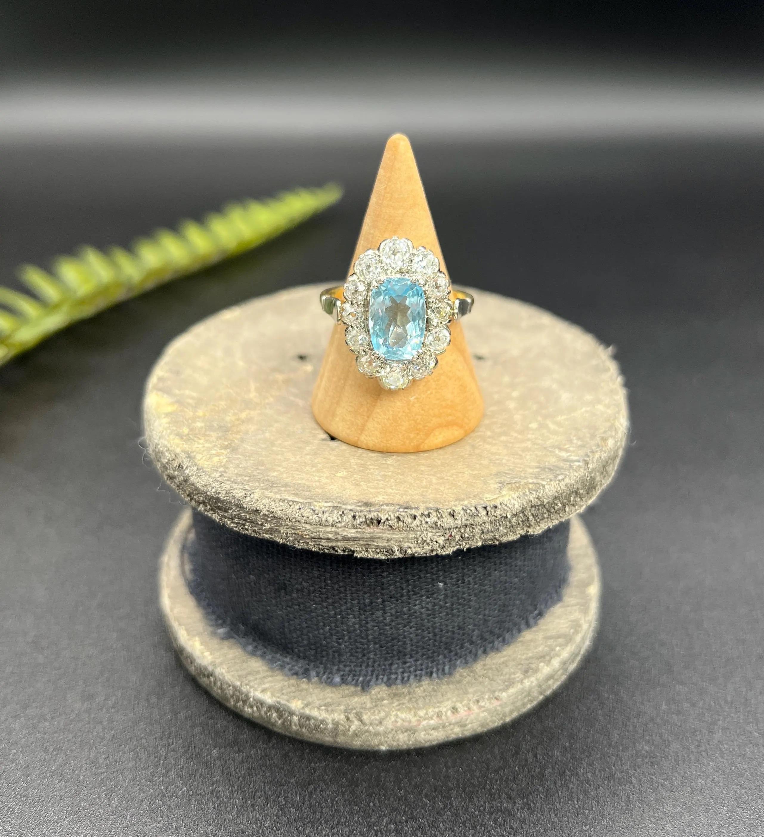18ct Gold 2 Carats of Diamonds & 2.65 Carat Cushion Cut Aquamarine Cluster Ring For Sale 5