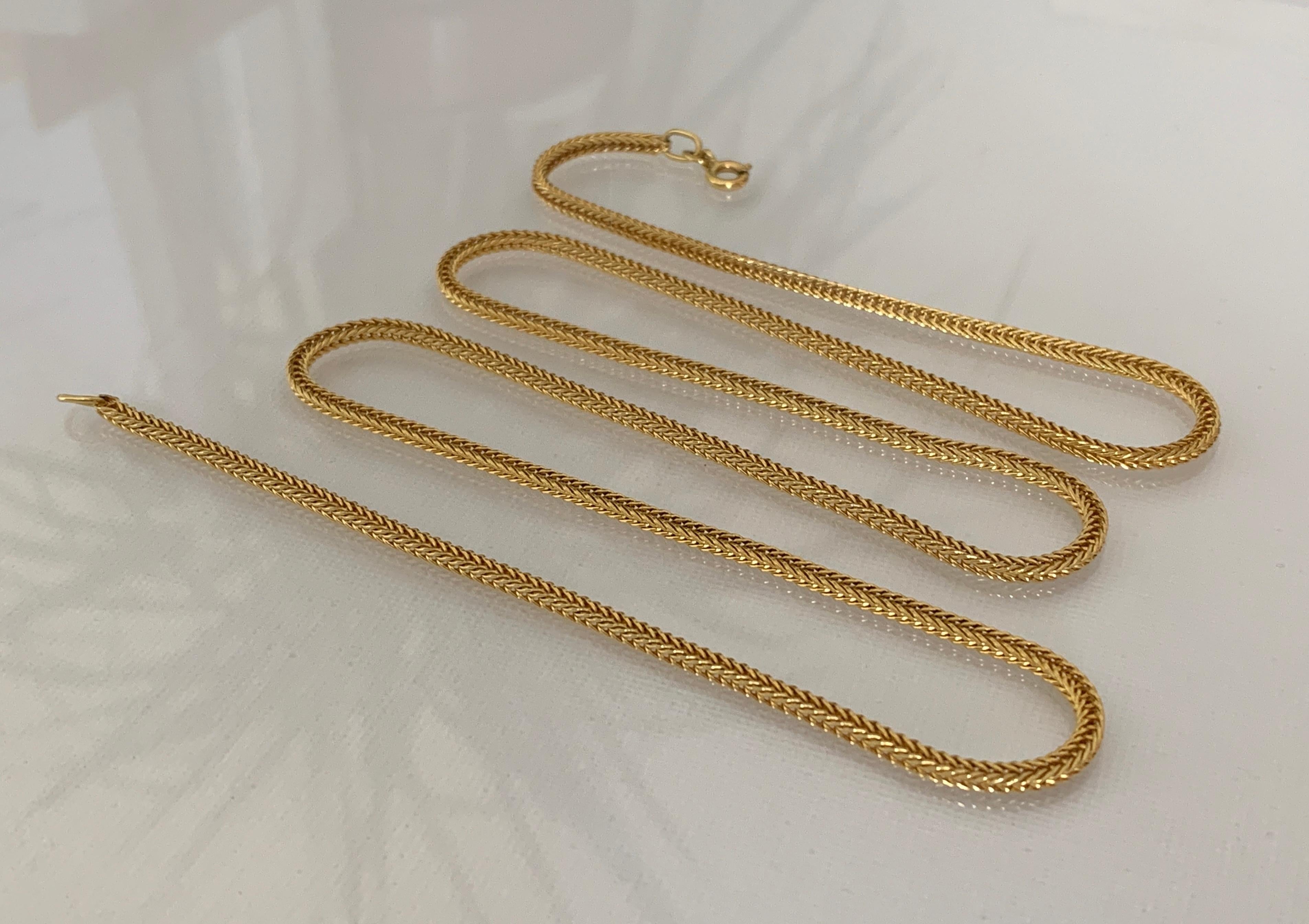 Collana con design bizantino in oro 18ct 750
Lunghezza 27,5 pollici
Peso 21.8 grammi
Spessore 2,5 mm
Profondità 2,5 mm
Punzone britannico 750 - marchio d'importazione di Londra, datato 1978
In ottime condizioni
Iniziali degli orafi 