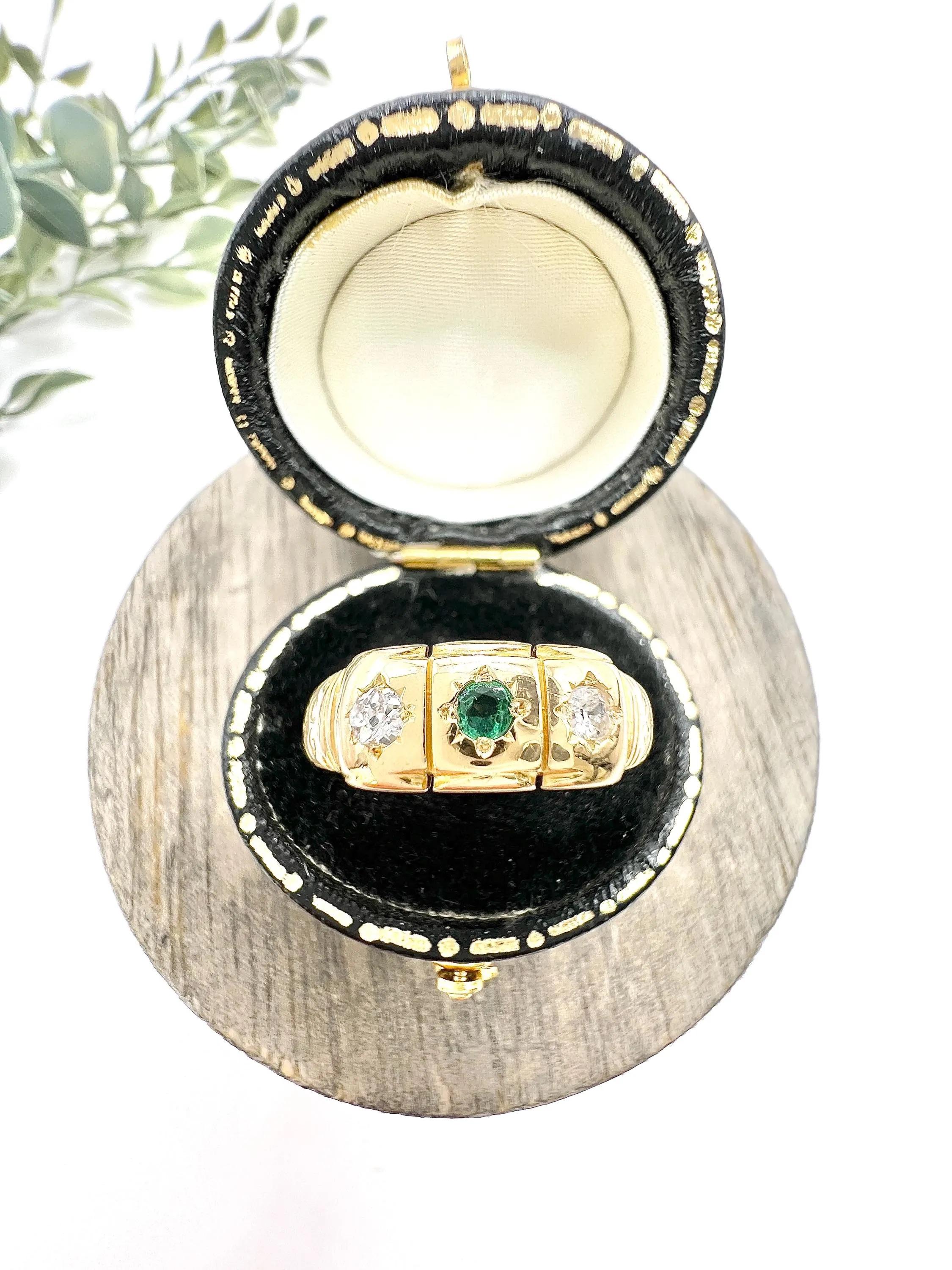 Bague en or 18ct à 3 pierres, émeraudes et diamants, sertie en étoile, poinçonnée Chester 1896 en vente 5
