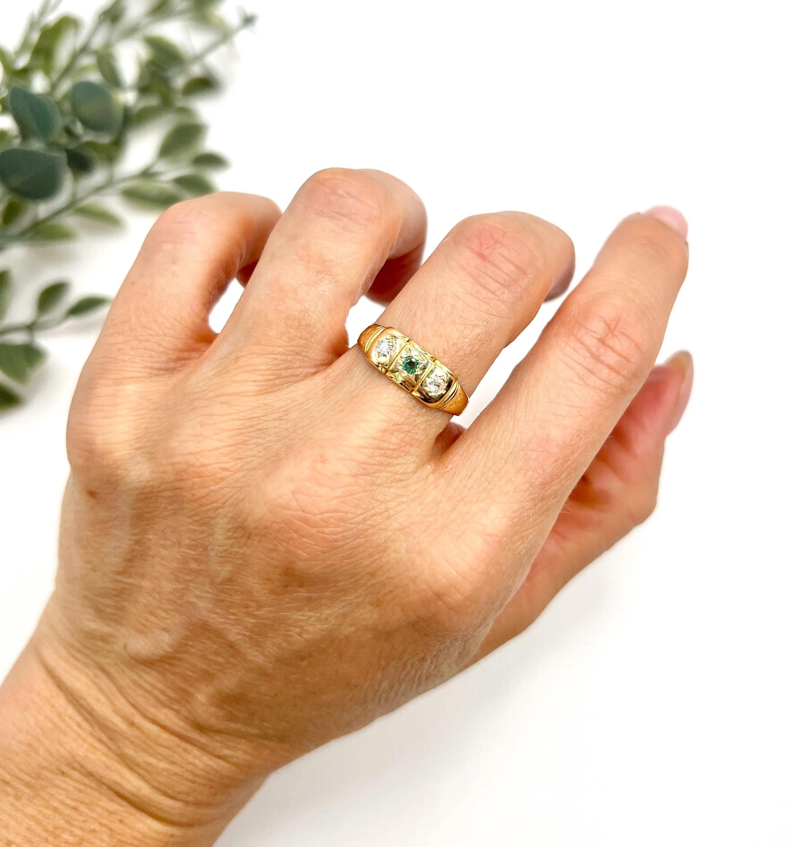 Bague ancienne en émeraude et diamant

Or 18 carats

Poinçonné Chester 1896

Cette bague gitane estampillée en or jaune 18 ct est un véritable trésor, présentant un superbe motif à trois pierres serties en étoile d'émeraudes et de diamants. La bague