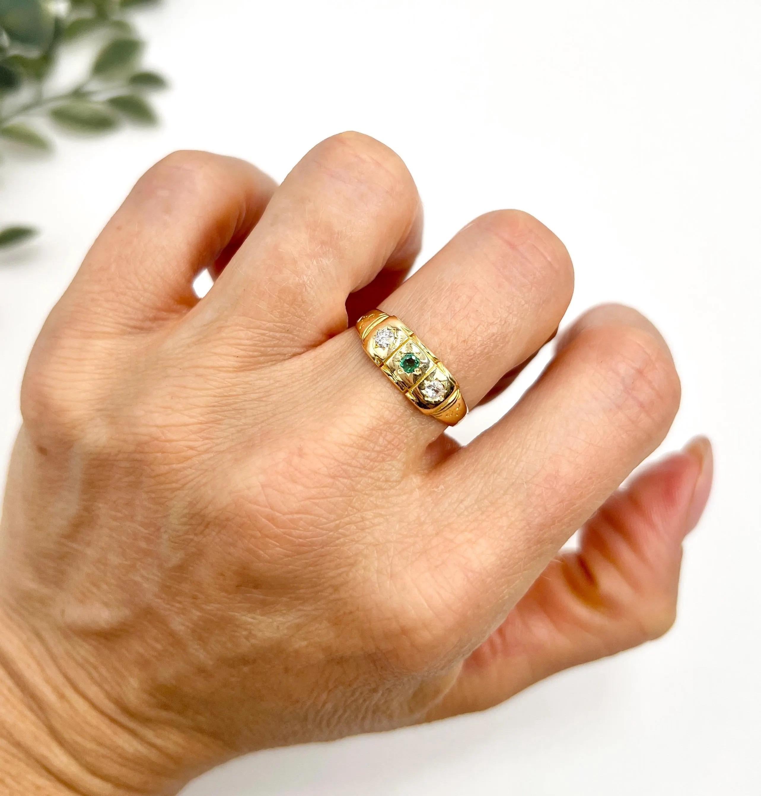 Victorien Bague en or 18ct à 3 pierres, émeraudes et diamants, sertie en étoile, poinçonnée Chester 1896 en vente