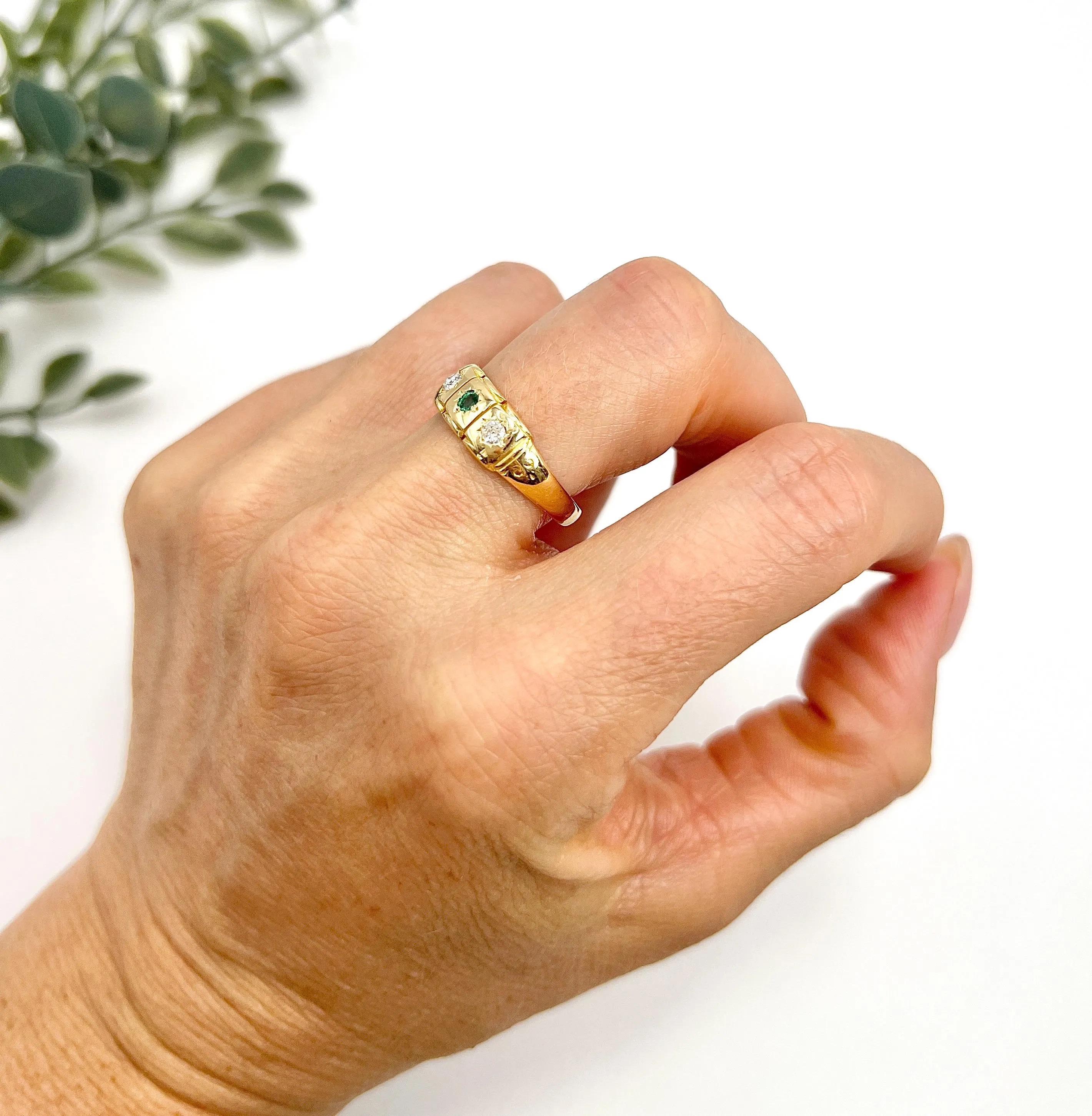 Taille brillant Bague en or 18ct à 3 pierres, émeraudes et diamants, sertie en étoile, poinçonnée Chester 1896 en vente