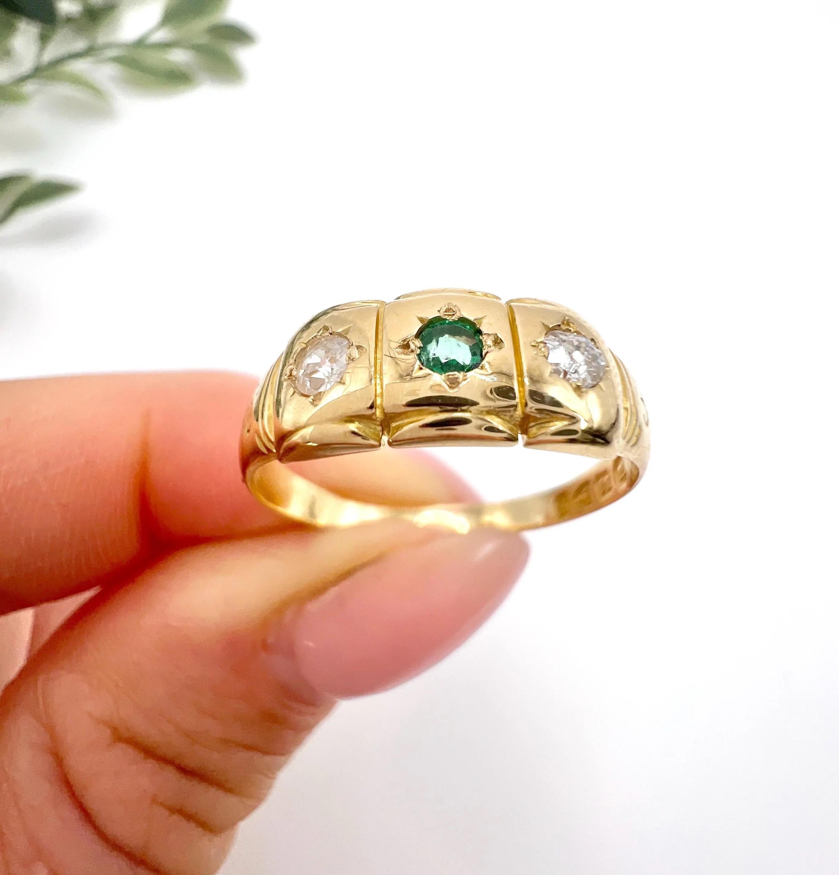 Bague en or 18ct à 3 pierres, émeraudes et diamants, sertie en étoile, poinçonnée Chester 1896 en vente 1