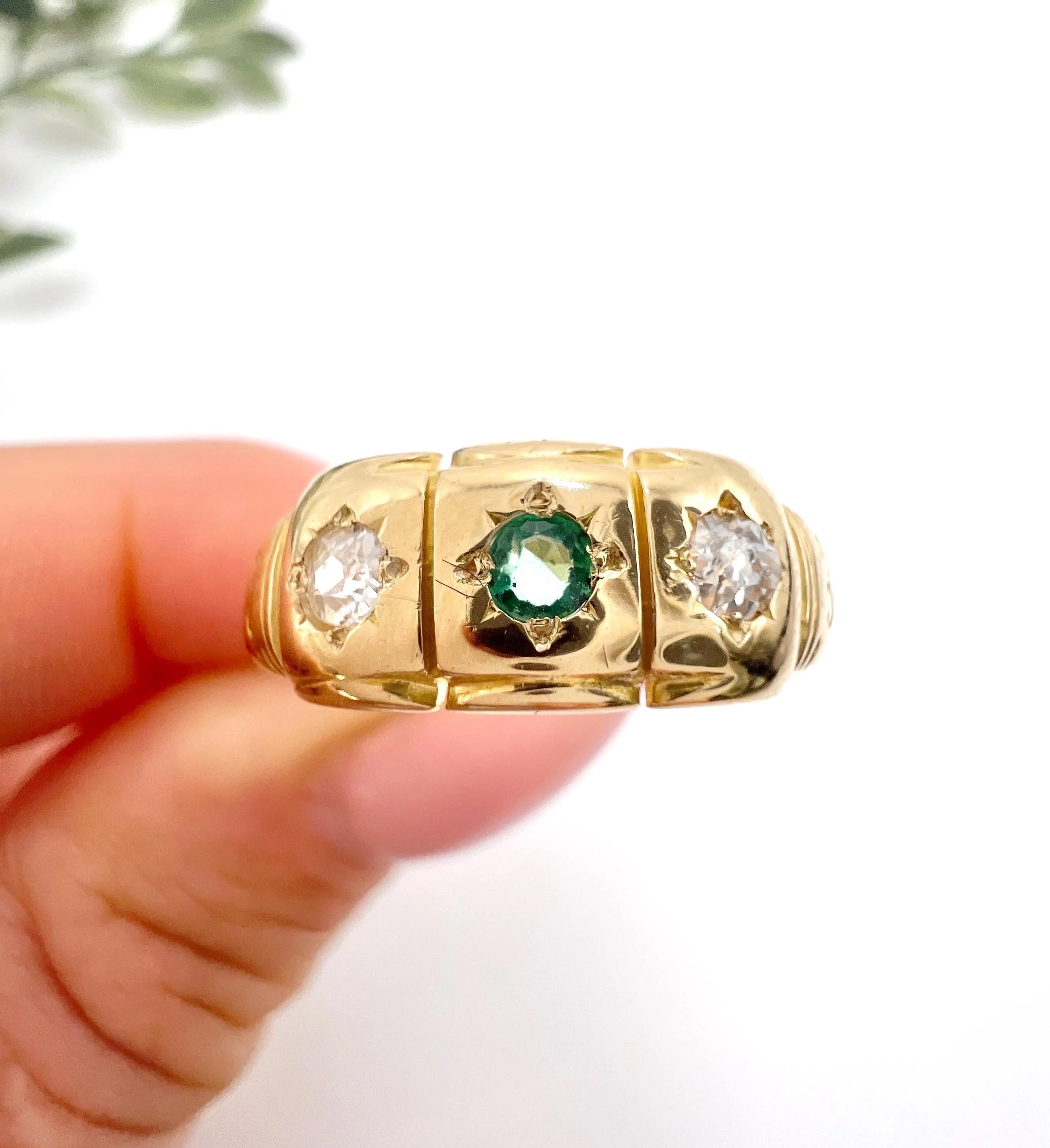 Bague en or 18ct à 3 pierres, émeraudes et diamants, sertie en étoile, poinçonnée Chester 1896 en vente 2