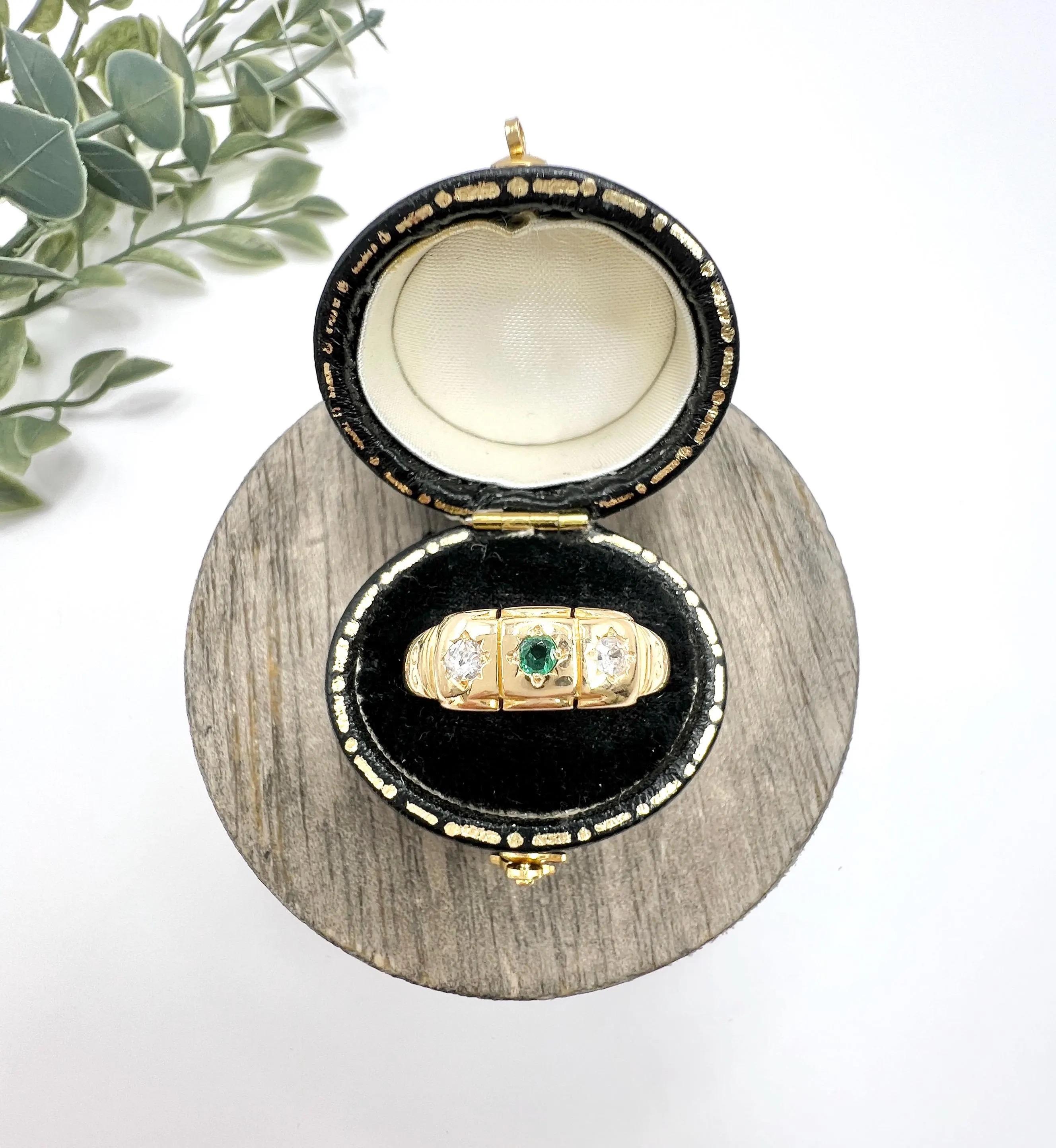 Bague en or 18ct à 3 pierres, émeraudes et diamants, sertie en étoile, poinçonnée Chester 1896 en vente 3