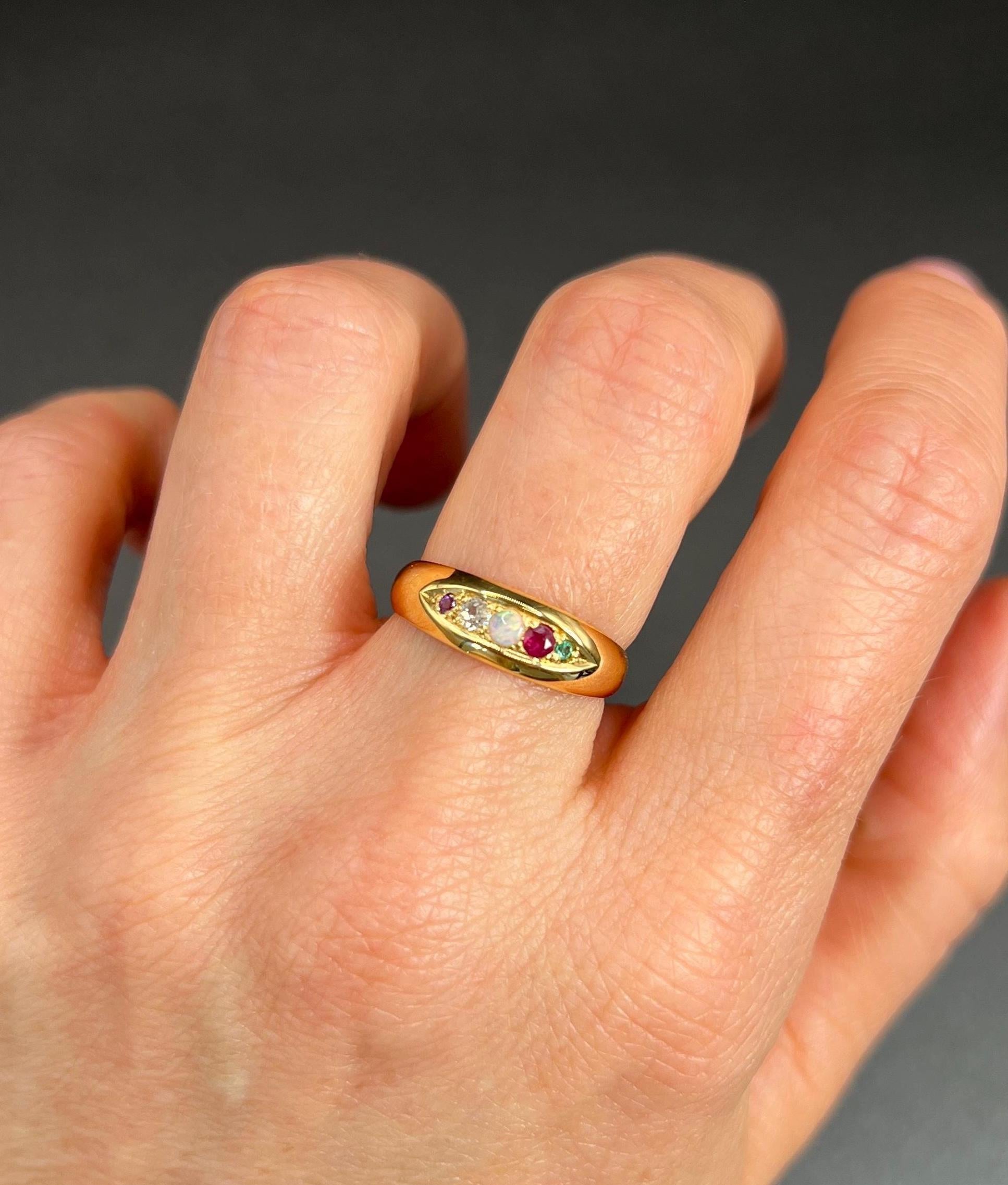 Antiker Adore Ring 

18ct Gelbgold 

Gepunzt London 1911

Makers Mark A.M 

Der atemberaubende Ring ADORE aus 18 Karat Gelbgold ist ein wahrer Inbegriff von Eleganz und Charme. Dieser fabelhafte Akrostichonring wurde 1911 in London gestempelt, also