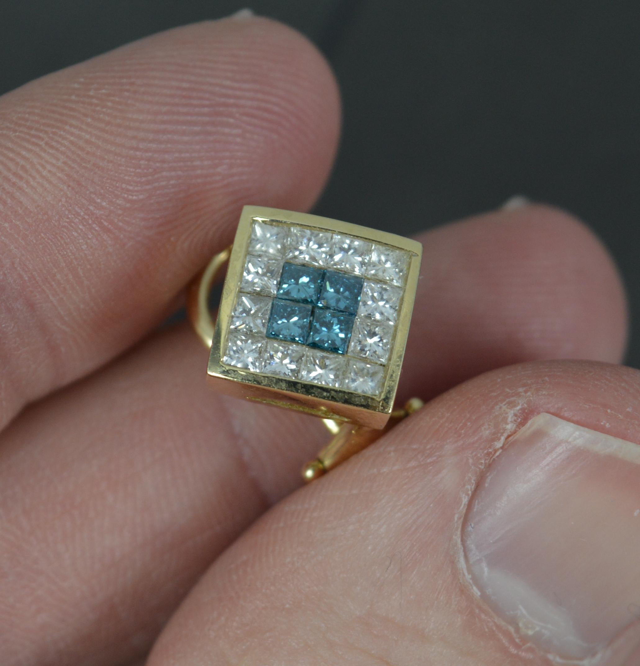 Boucles d'oreilles en or 18 carats et grappe de diamants bleus et blancs de 2,00 carats Excellent état - En vente à St Helens, GB