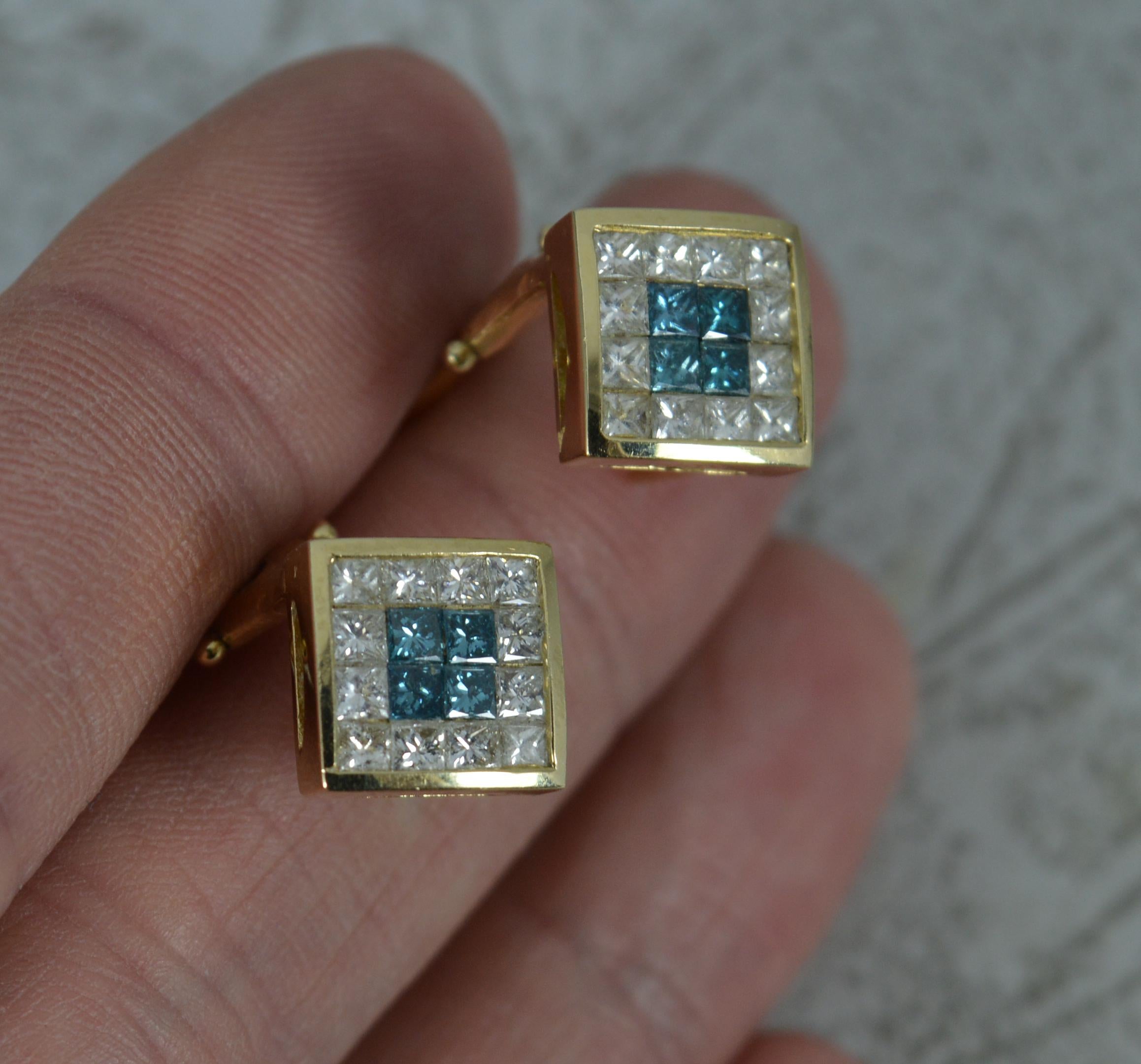 Boucles d'oreilles en or 18 carats et grappe de diamants bleus et blancs de 2,00 carats en vente 2