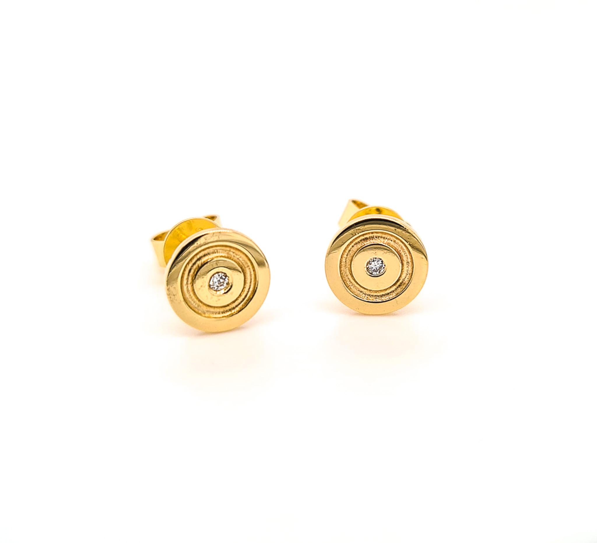These Stunning 18ct yellow gold 