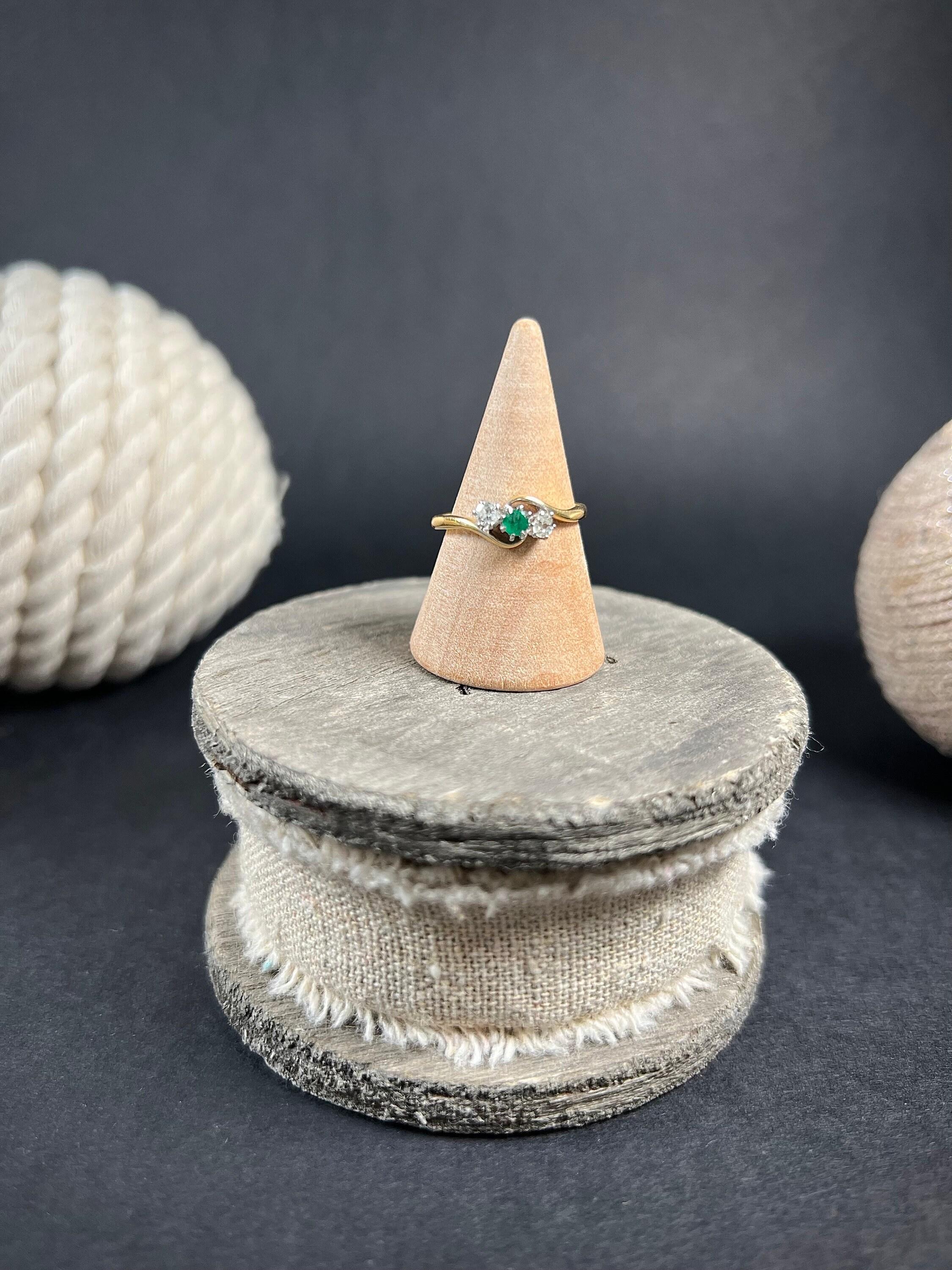 Vintage Emerald & Diamond Crossover Ring

18ct Gold & Platinum Stamped 

Circa 1940s

Makers Mark F H L 

This stunning trilogy crossover ring is a beautiful representation of vintage jewellery from the 1940s. Crafted from 18ct yellow gold and
