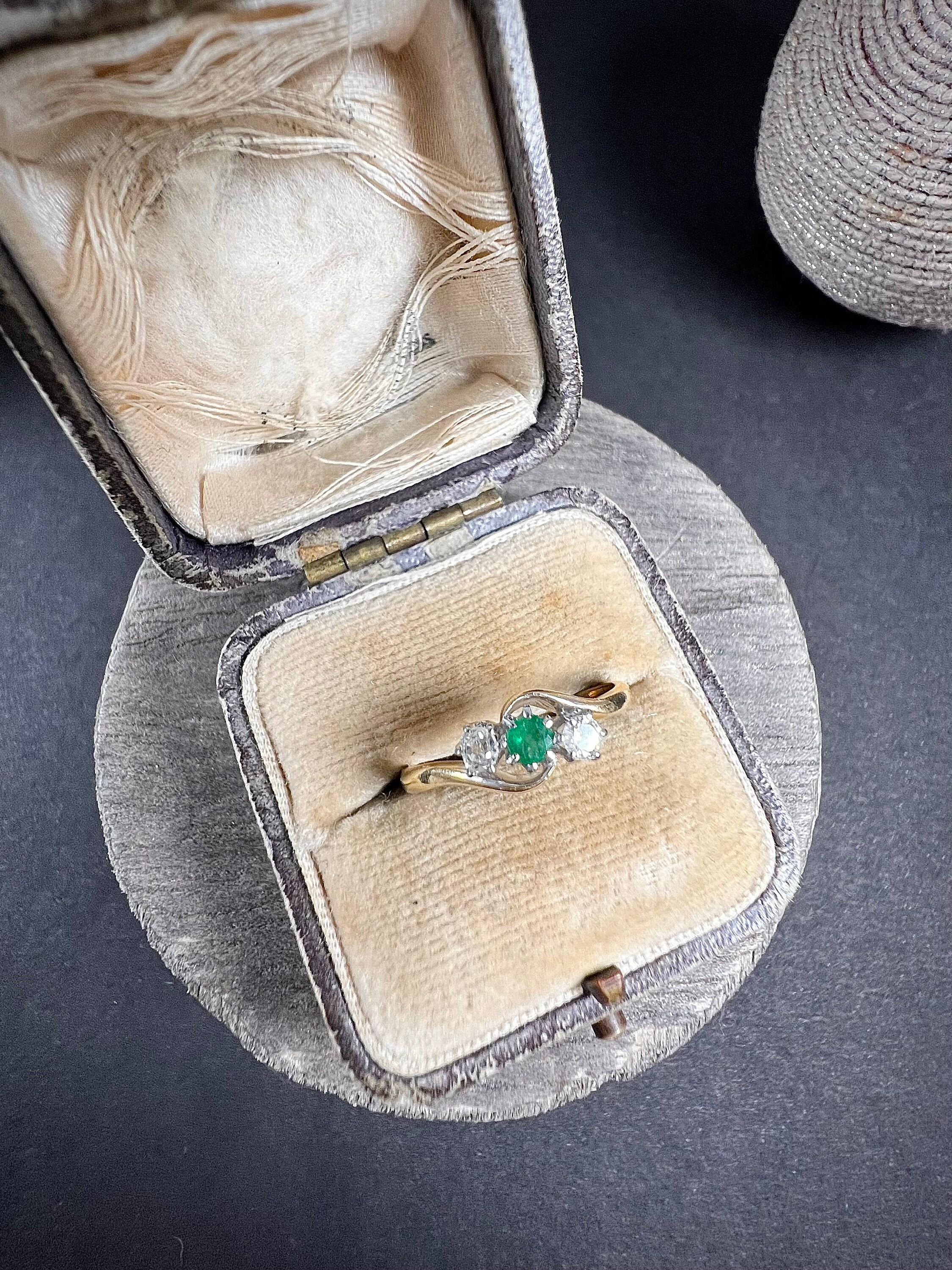  18ct Gold and Platinum Stamped 3 Stone Emerald Diamond 1940s Crossover  Ring For Sale 2