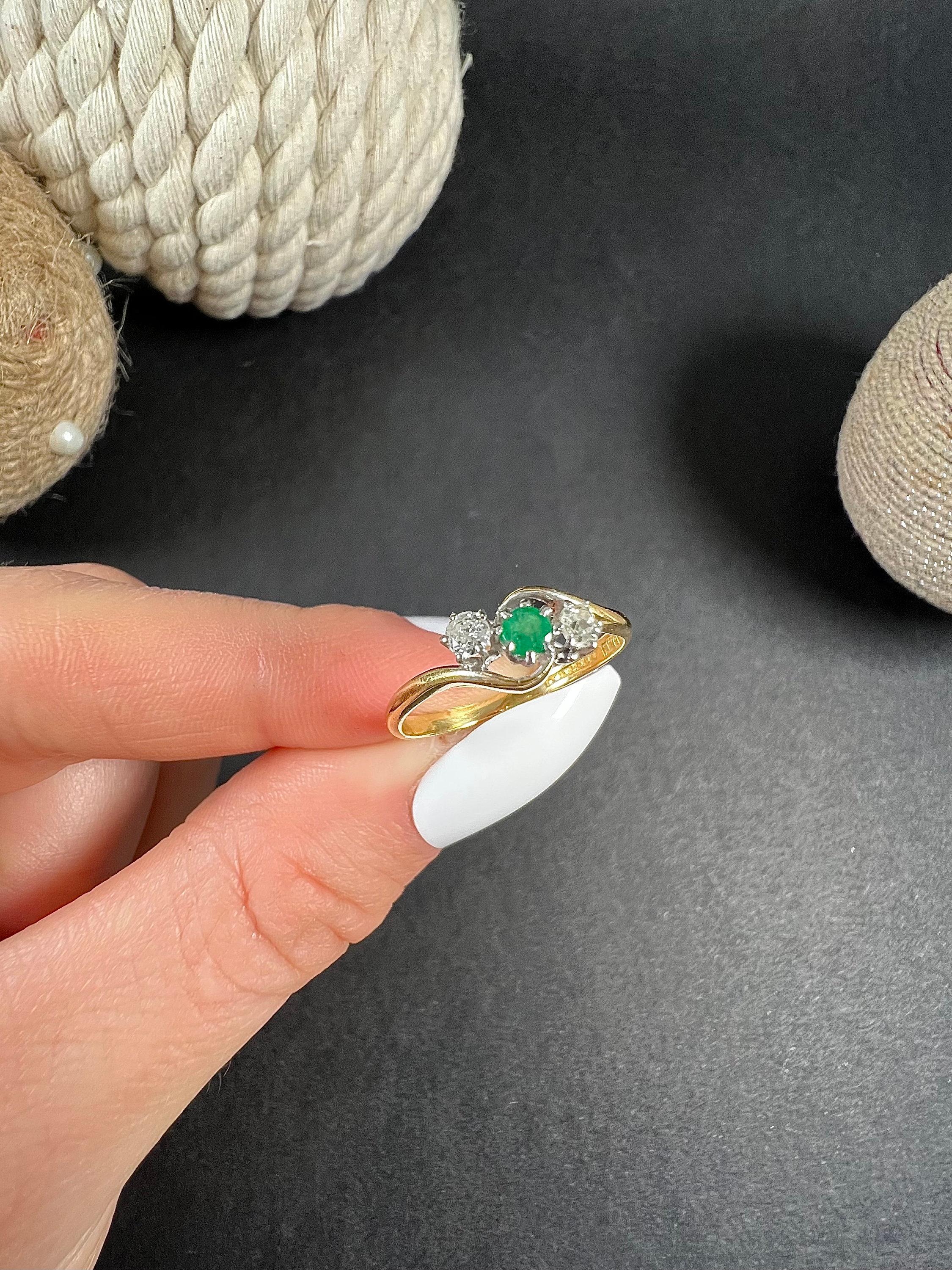  18ct Gold and Platinum Stamped 3 Stone Emerald Diamond 1940s Crossover  Ring For Sale 3