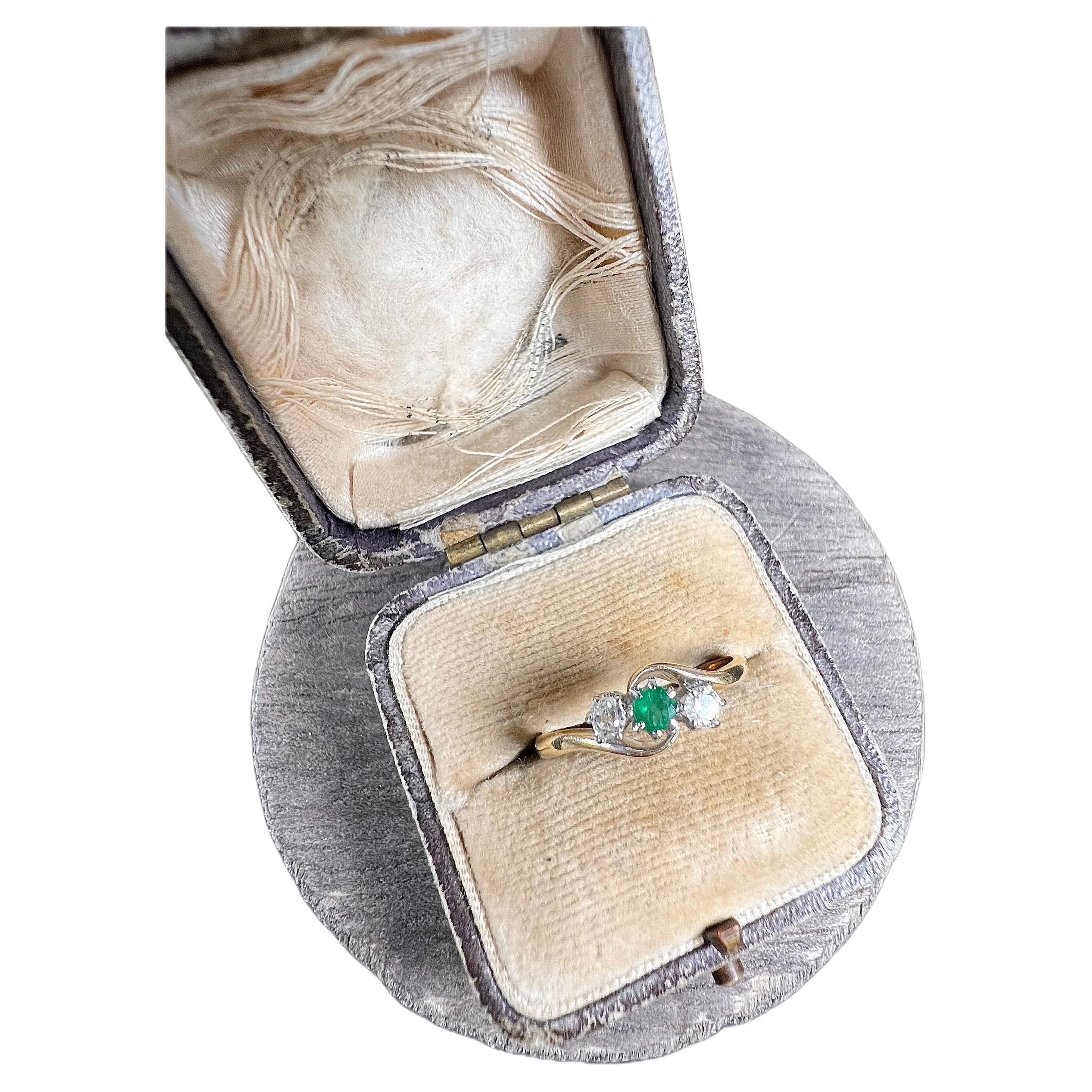  18ct Gold and Platinum Stamped 3 Stone Emerald Diamond 1940s Crossover  Ring For Sale
