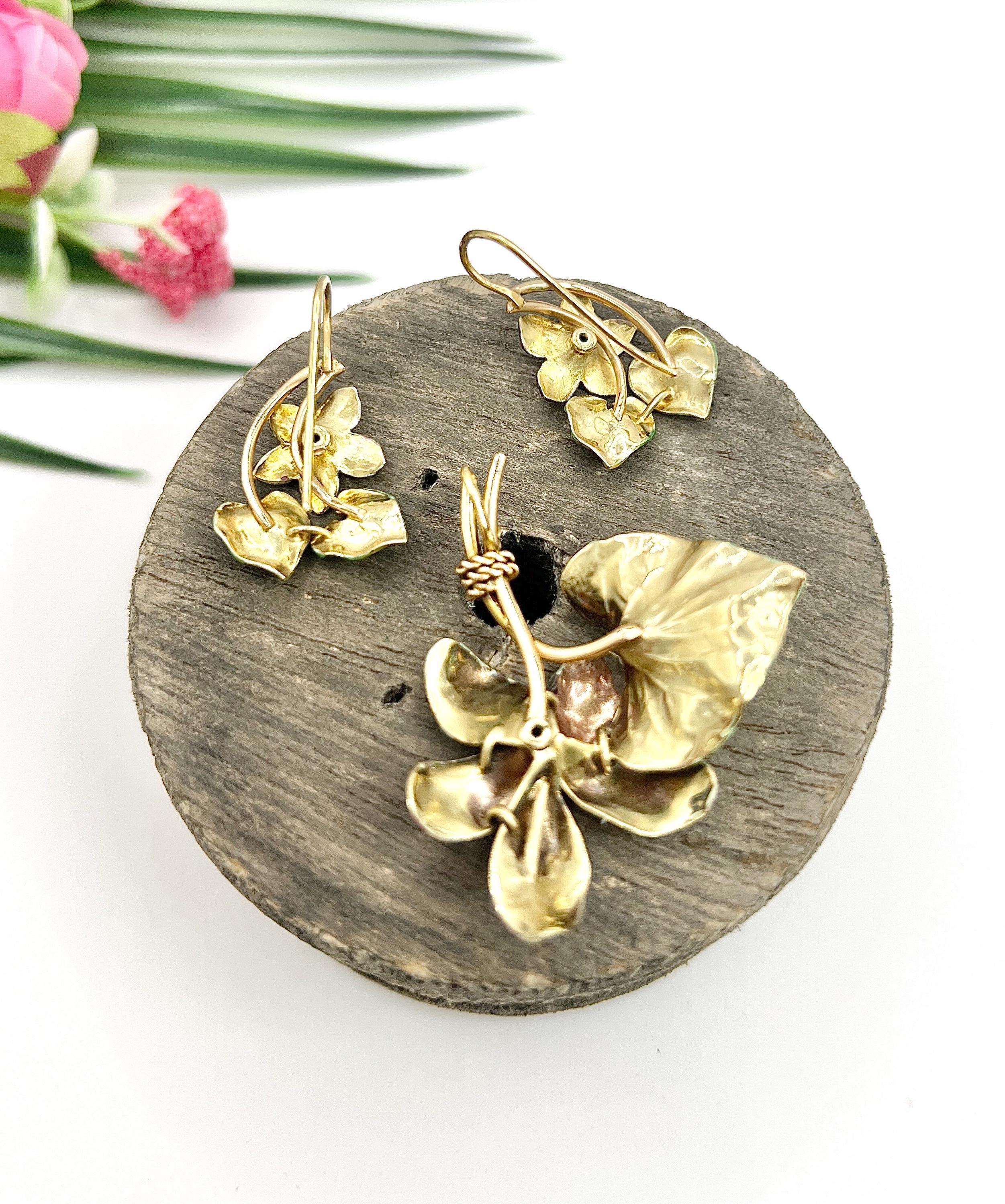 18ct Gold Art Nouveau Enamel and Diamond Violet Flower Pendent and Earring Set For Sale 5
