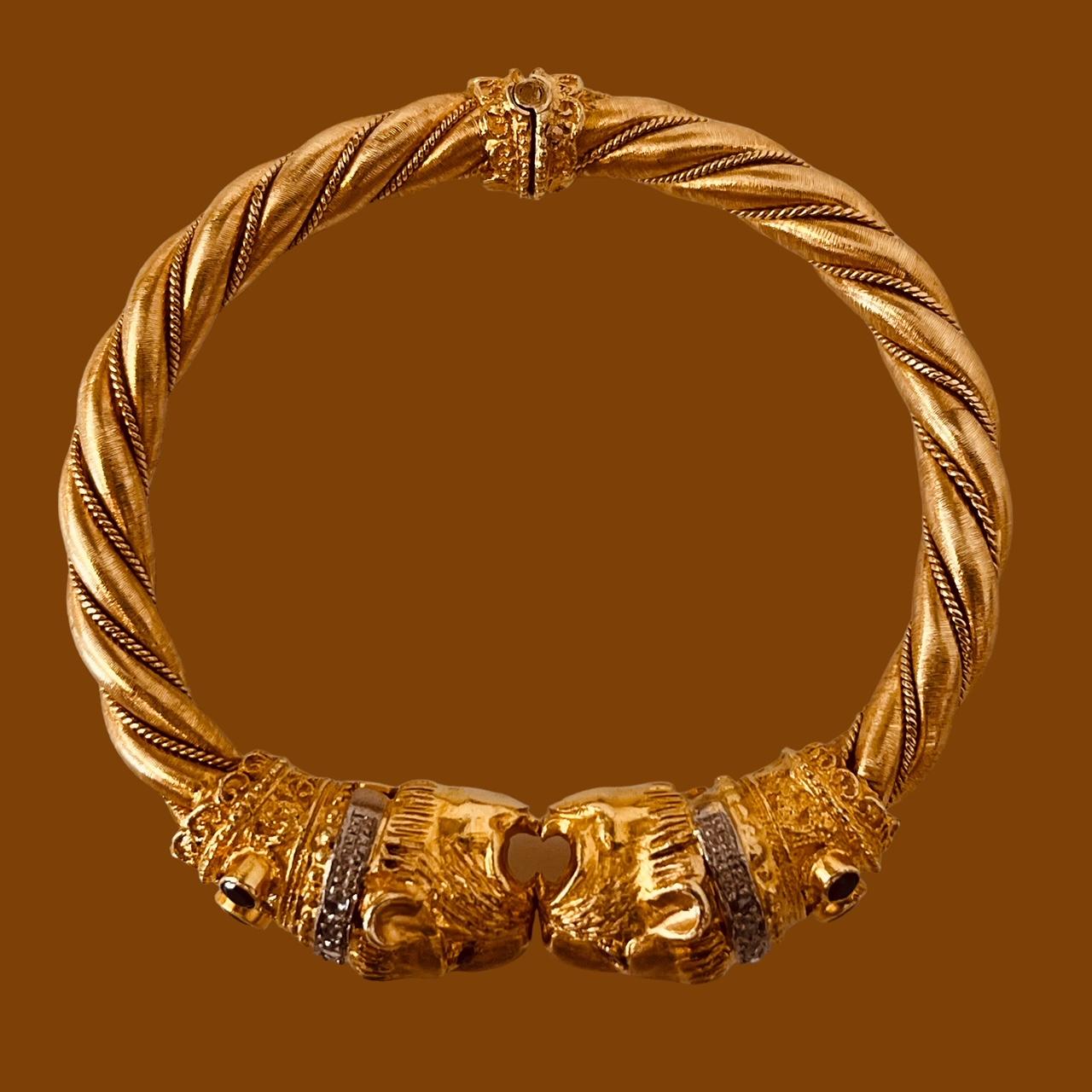 Bracelet jonc en or 18 carats avec terminals à tête de lion, diamants, saphirs et rubis en vente 4