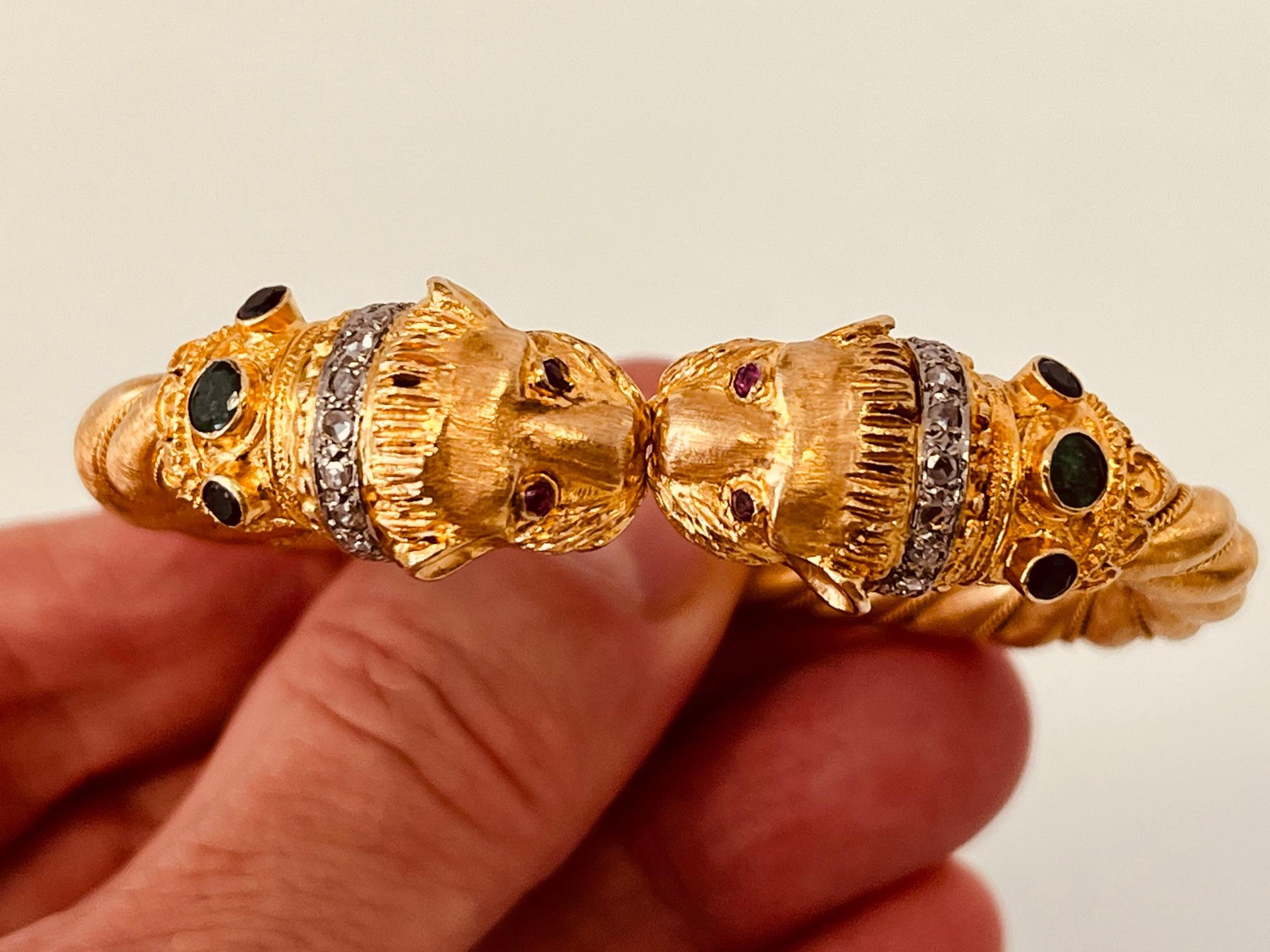 Bracelet jonc en or 18 carats avec terminals à tête de lion, diamants, saphirs et rubis en vente 6