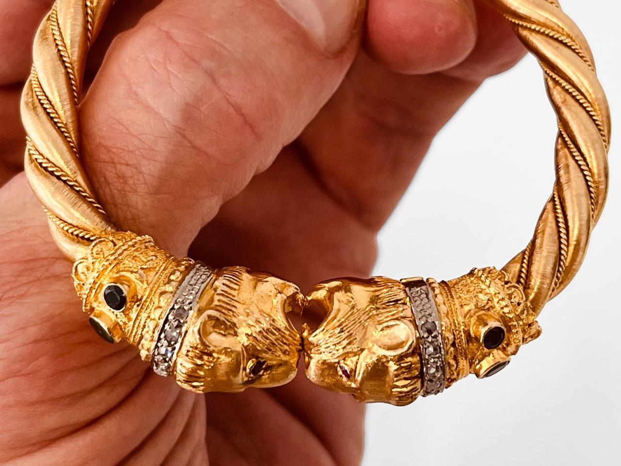 Bracelet jonc en or 18 carats avec terminals à tête de lion, diamants, saphirs et rubis en vente 7
