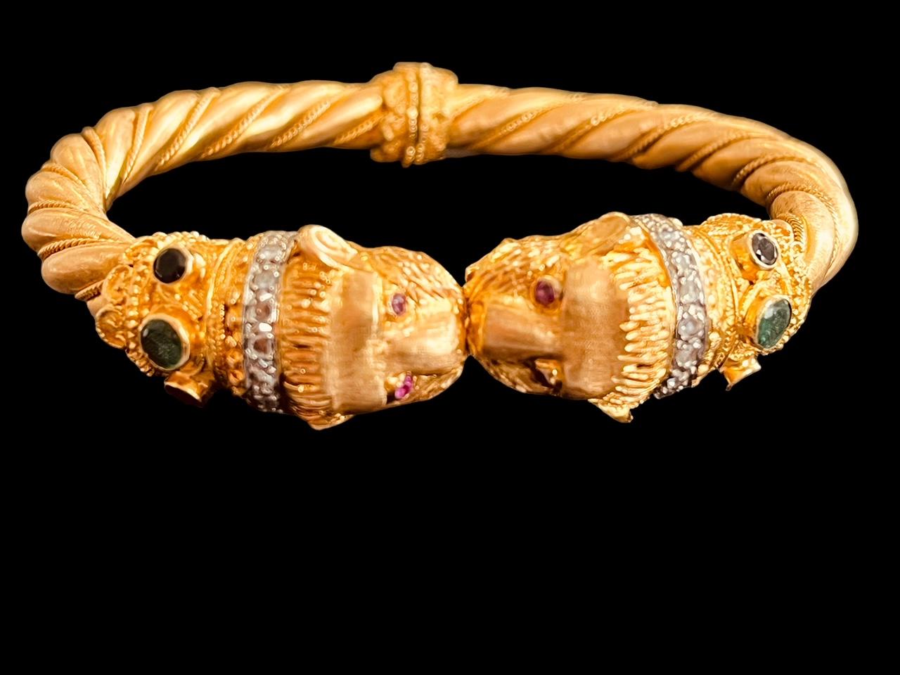 Bracelet jonc en or 18 carats avec terminals à tête de lion, diamants, saphirs et rubis en vente 8