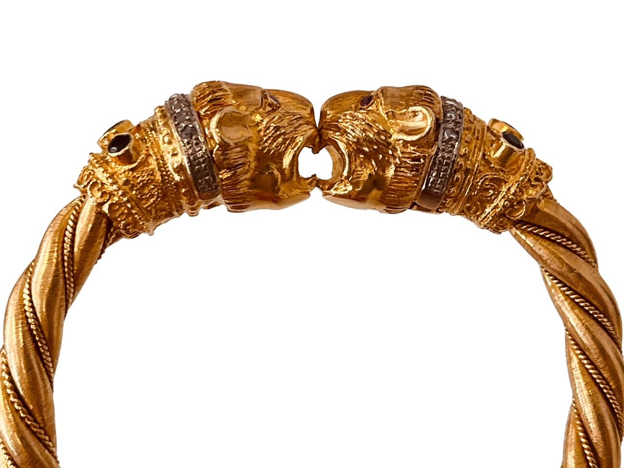 Taille brillant Bracelet jonc en or 18 carats avec terminals à tête de lion, diamants, saphirs et rubis en vente