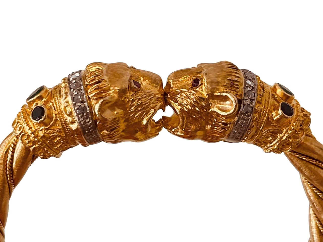 Bracelet jonc en or 18 carats avec terminals à tête de lion, diamants, saphirs et rubis Excellent état - En vente à London, GB