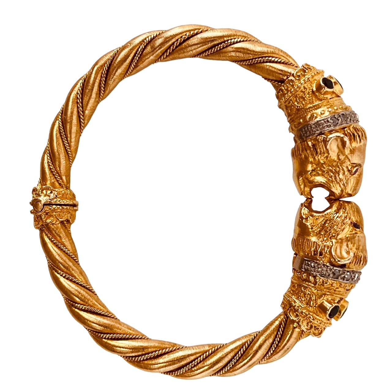 Bracelet jonc en or 18 carats avec terminals à tête de lion, diamants, saphirs et rubis Pour femmes en vente