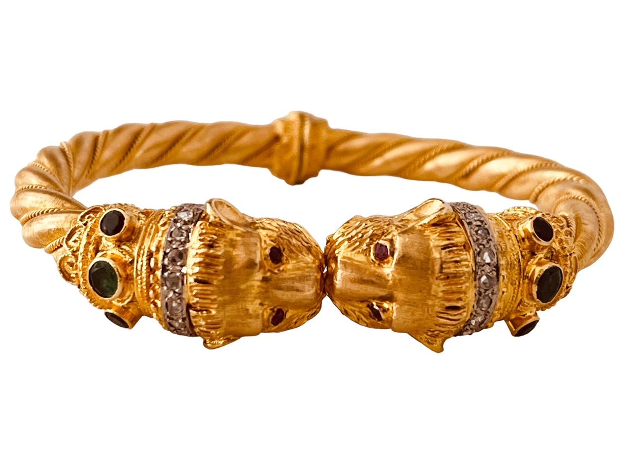 Bracelet jonc en or 18 carats avec terminals à tête de lion, diamants, saphirs et rubis en vente 1