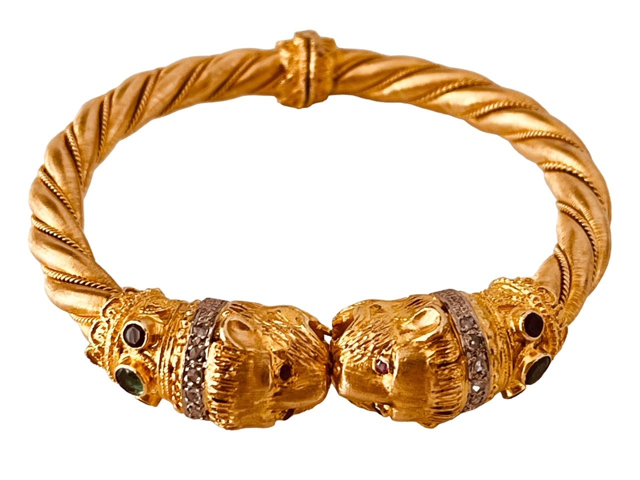 Bracelet jonc en or 18 carats avec terminals à tête de lion, diamants, saphirs et rubis en vente 2