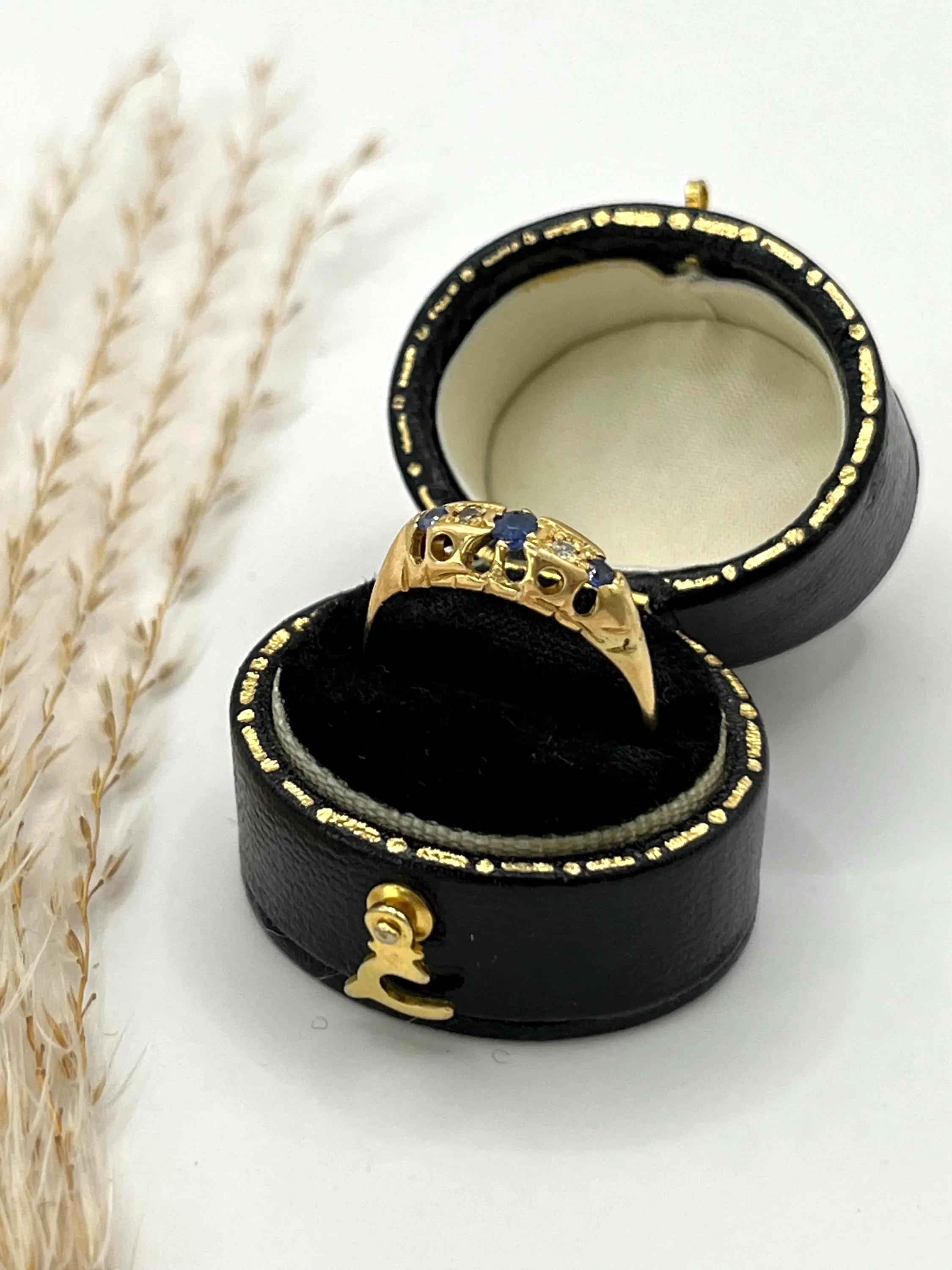 Bague victorienne à cinq pierres en or 18 carats, poinçonnée à Birmingham et ornée de saphirs et de diamants en vente 4