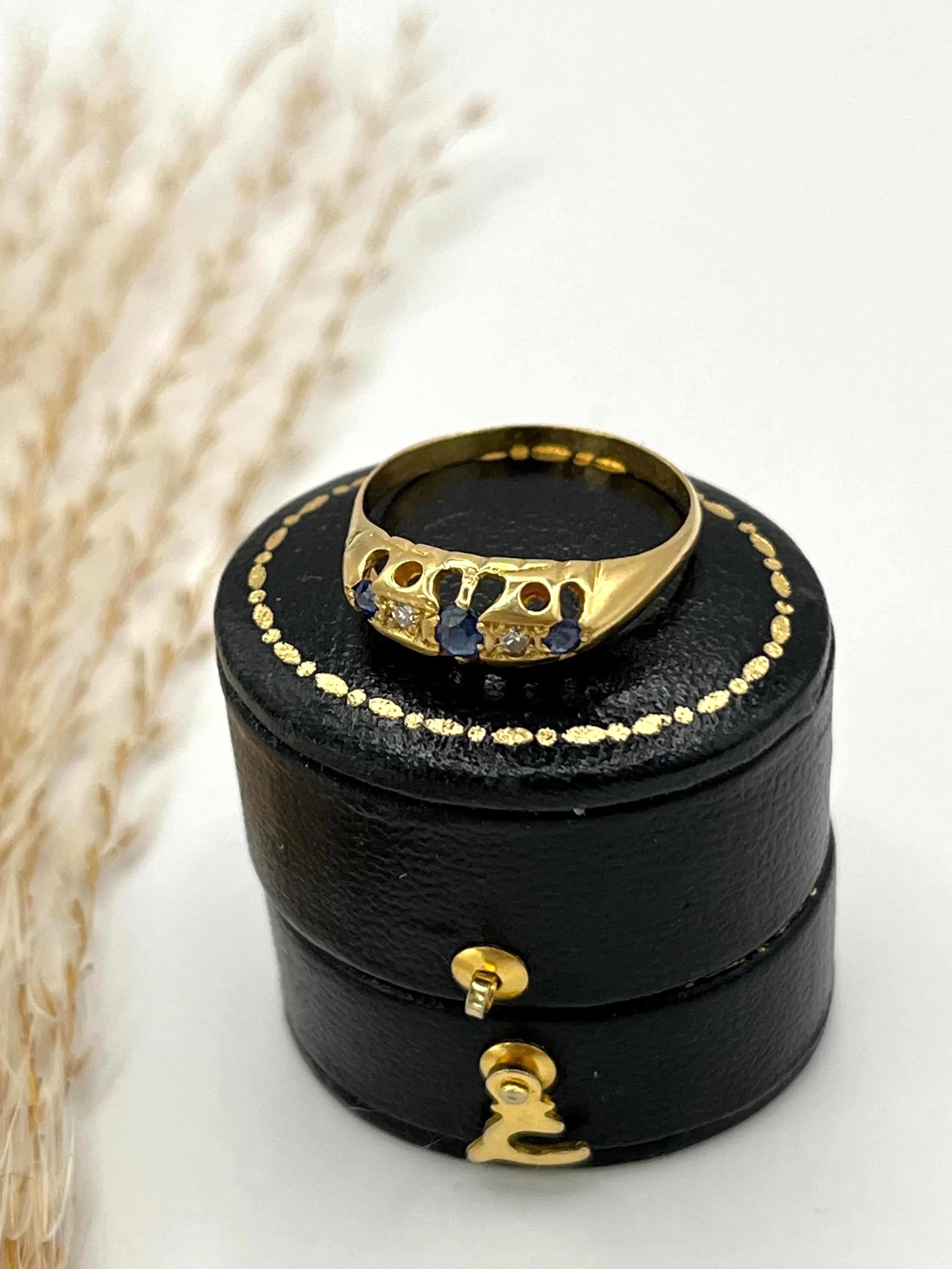 Bague victorienne à cinq pierres en or 18 carats, poinçonnée à Birmingham et ornée de saphirs et de diamants en vente 5