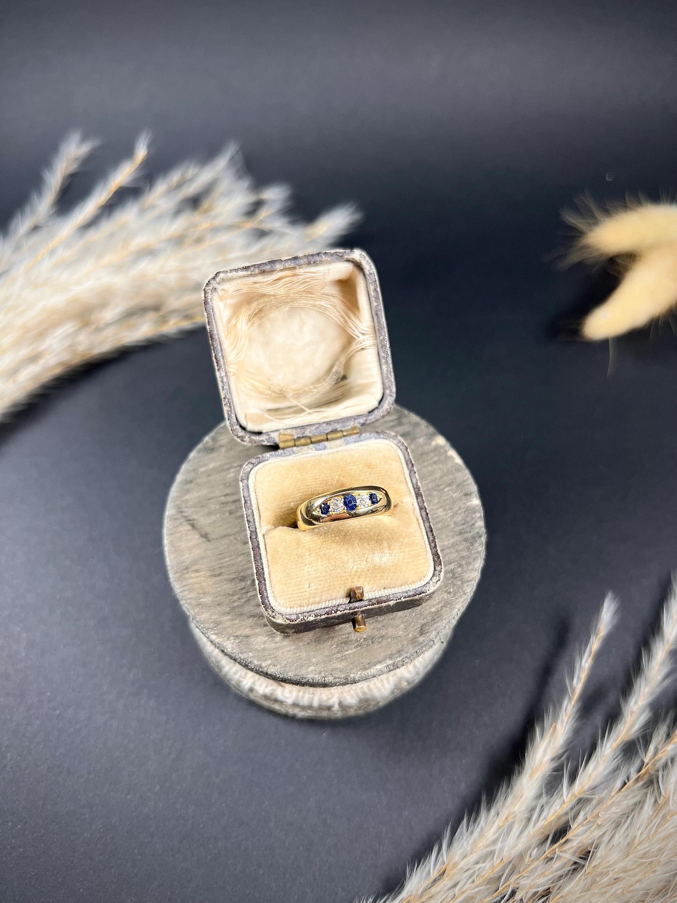 Antiker Saphir- und Diamantring 

18ct Gold gestempelt 

Gepunzt: Birmingham 1891

Dieser atemberaubende viktorianische Ring aus 18 Karat Gelbgold mit fünf Steinen ist ein wahres Kunstwerk. Der Ring ist mit einer Kombination aus natürlichen Saphiren